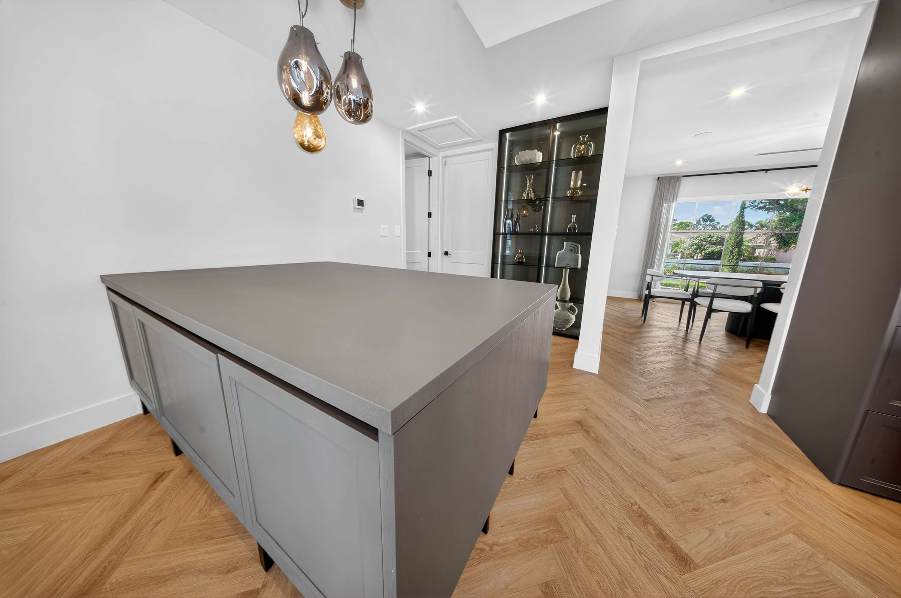 Brand New 5 bedroom Modern Home on Golf course - Picture 34