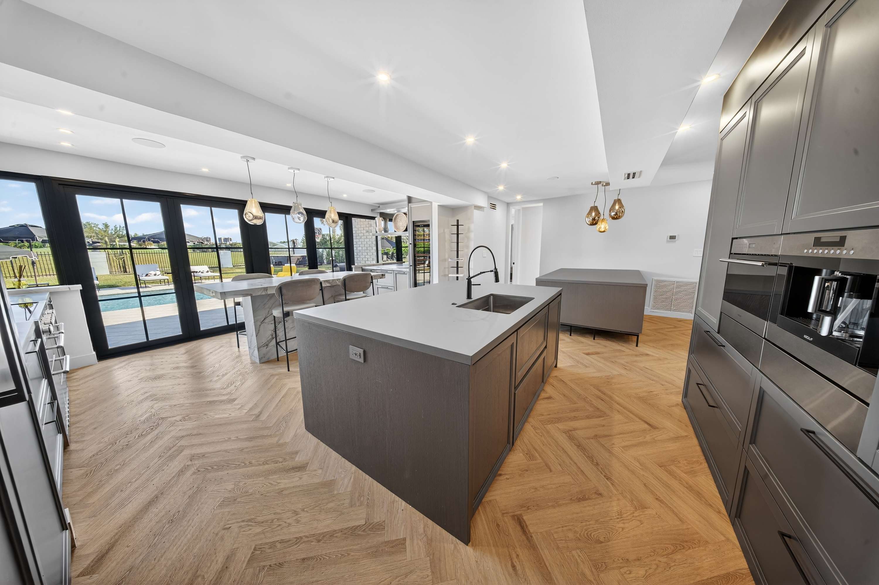 Brand New 5 bedroom Modern Home on Golf course - Picture 33