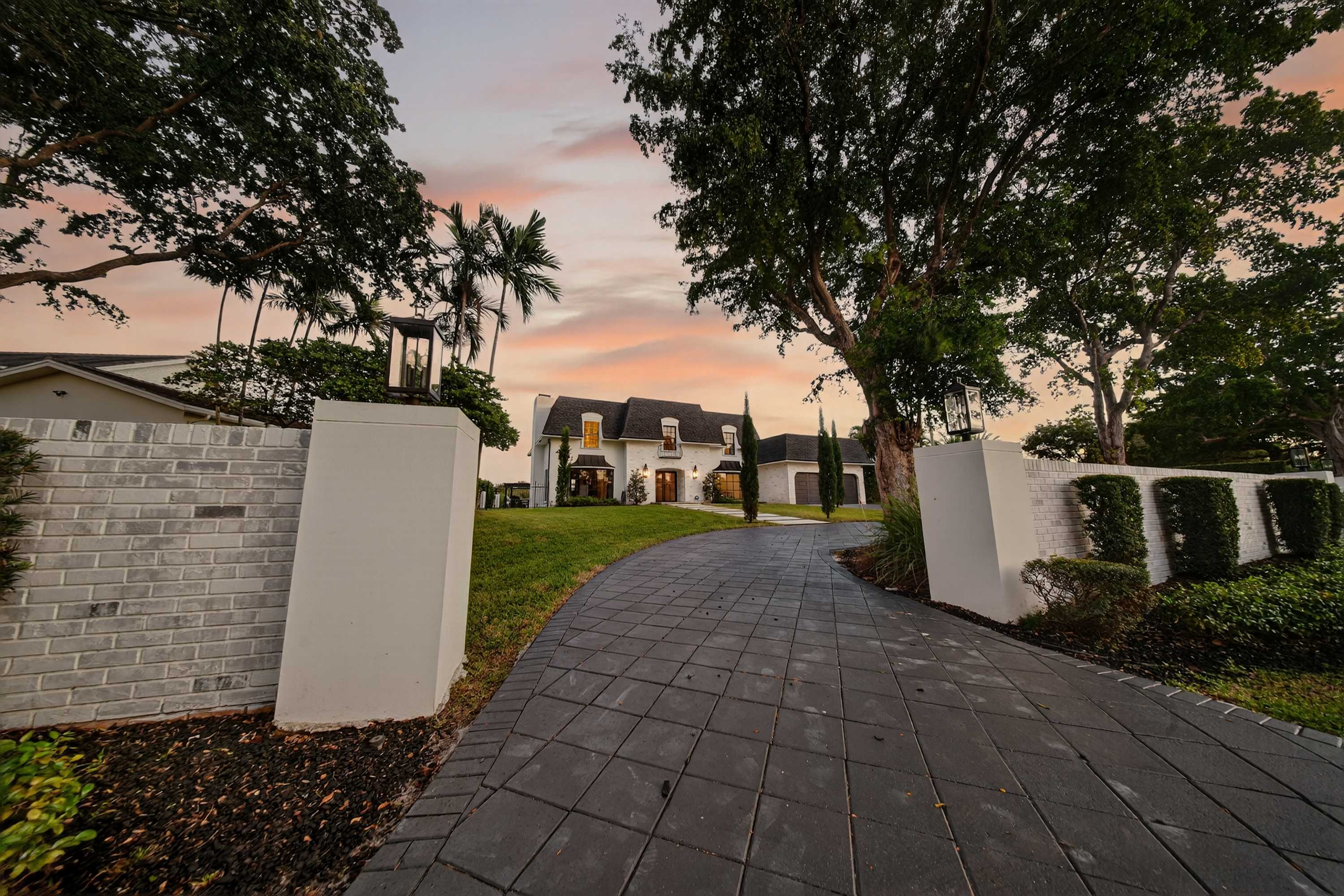 Brand New 5 bedroom Modern Home on Golf course 6