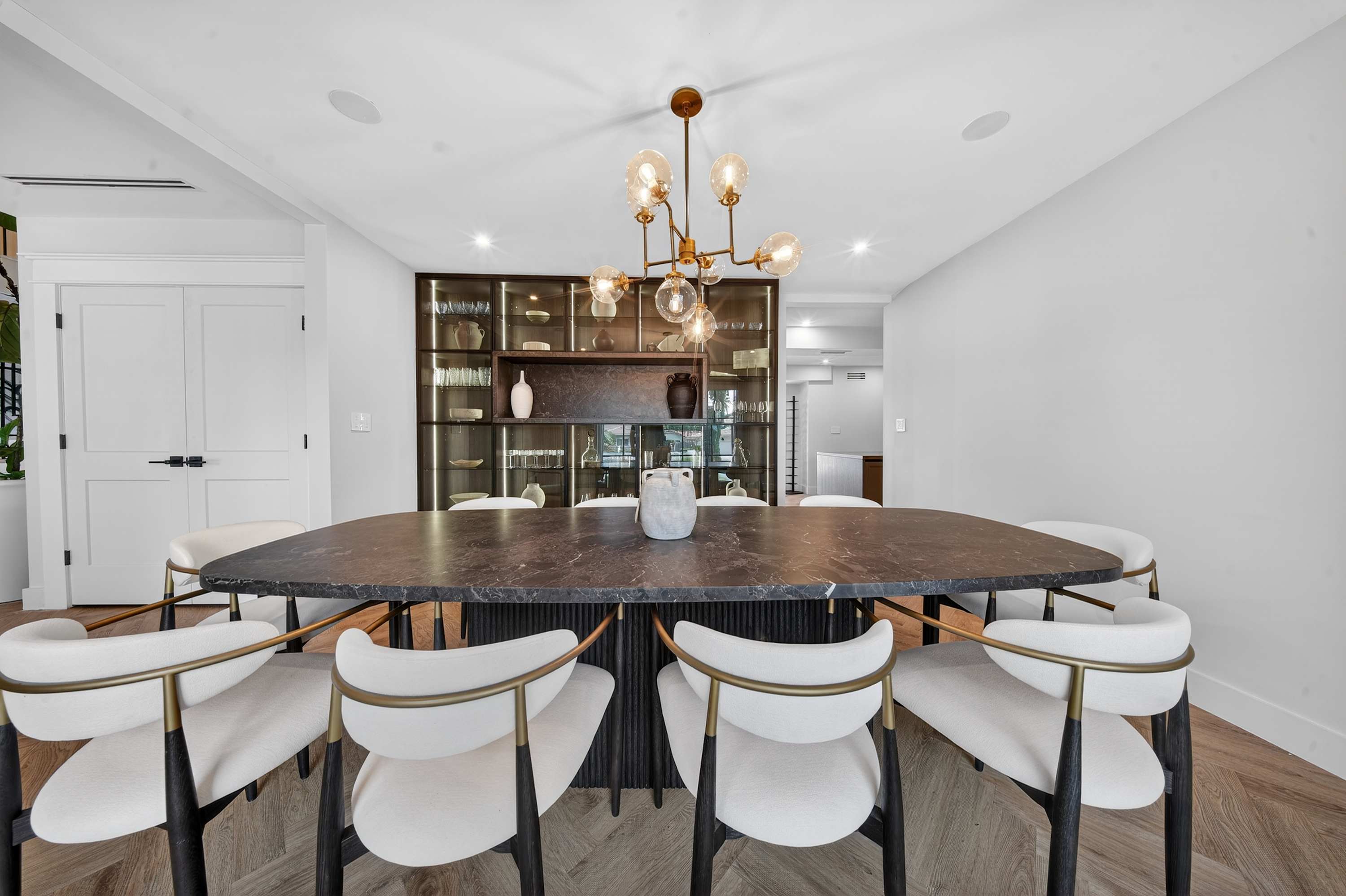 Brand New 5 bedroom Modern Home on Golf course - Picture 9