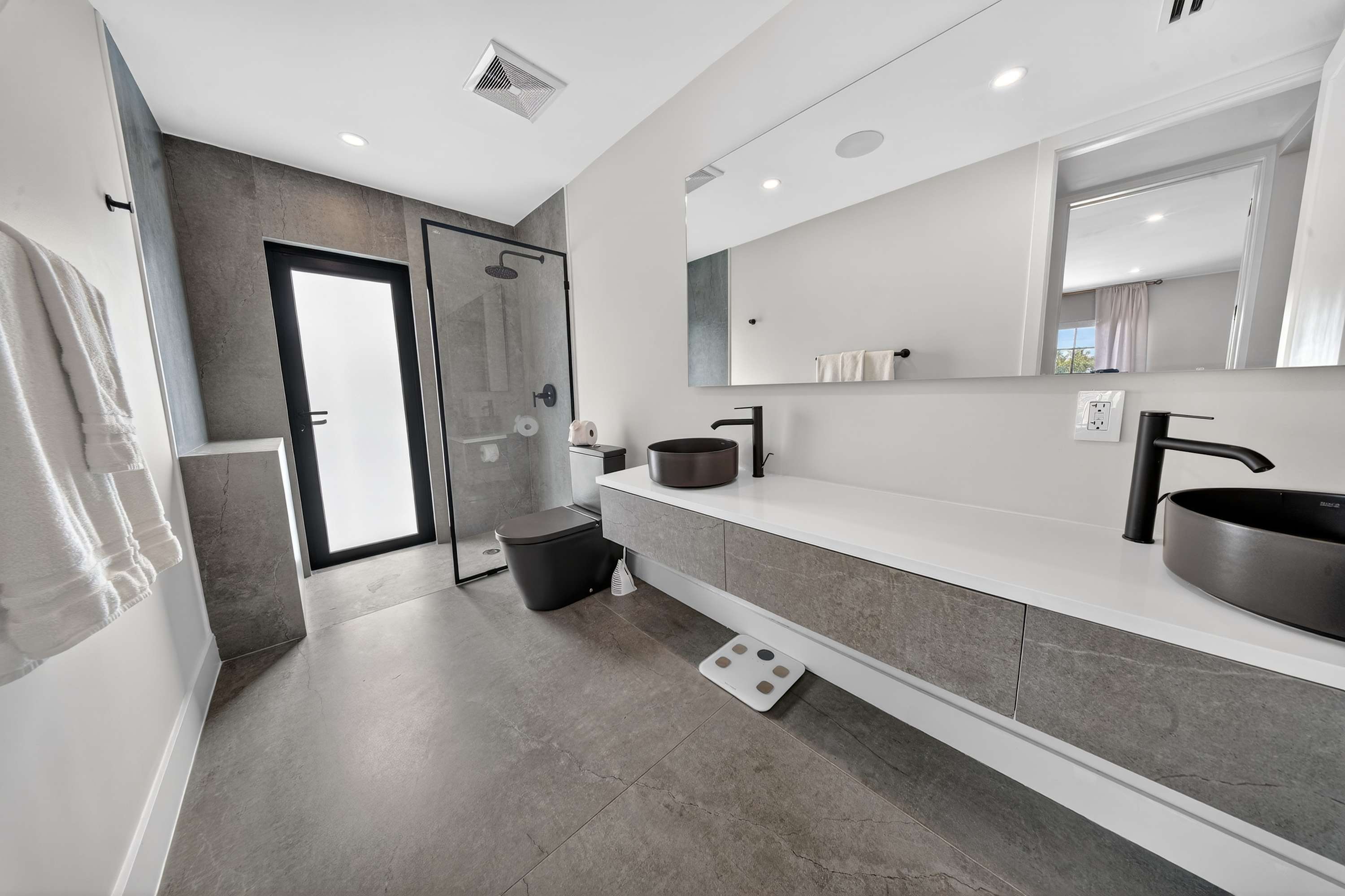 Brand New 5 bedroom Modern Home on Golf course - Picture 15