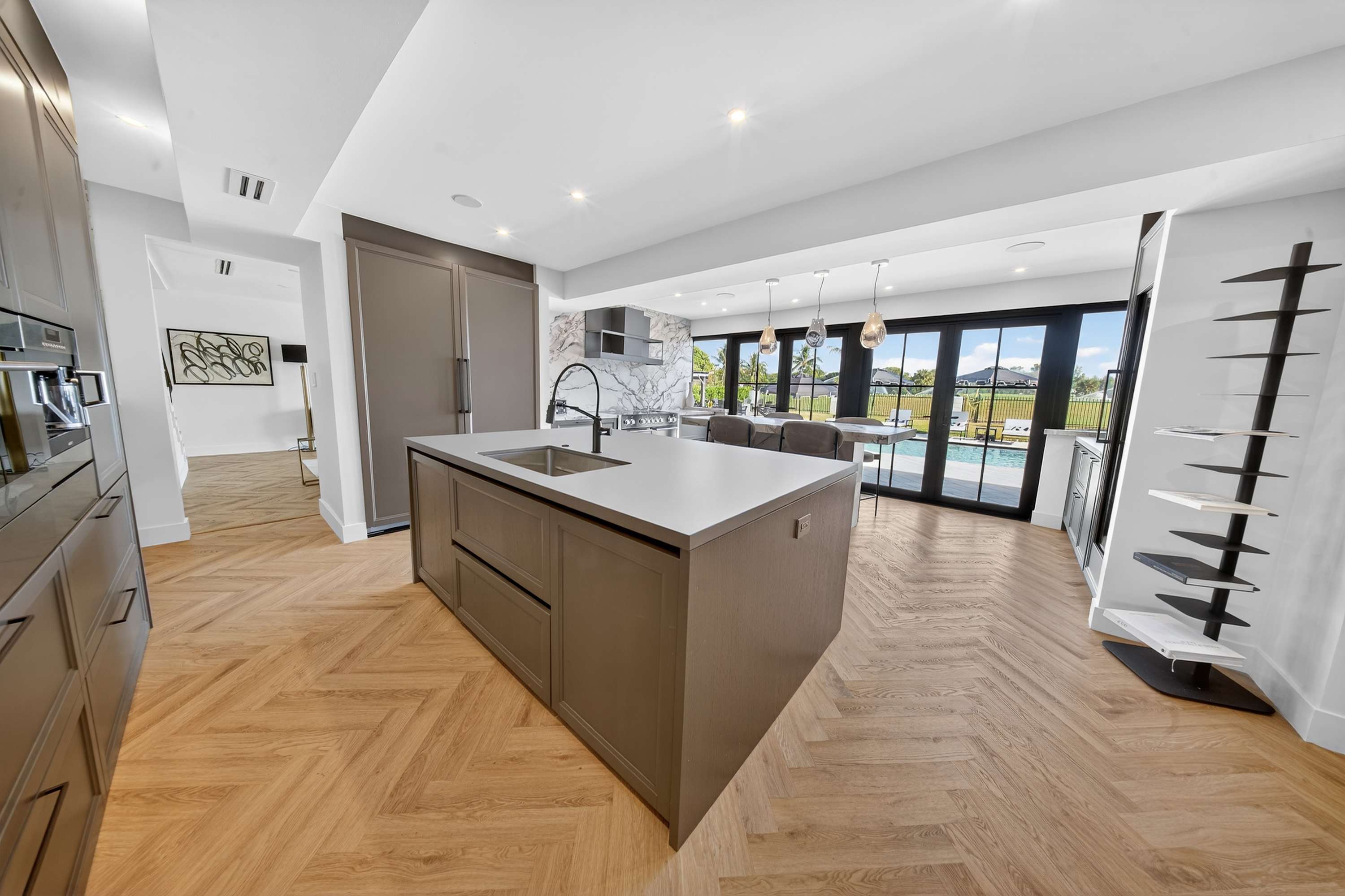 Brand New 5 bedroom Modern Home on Golf course - Picture 30