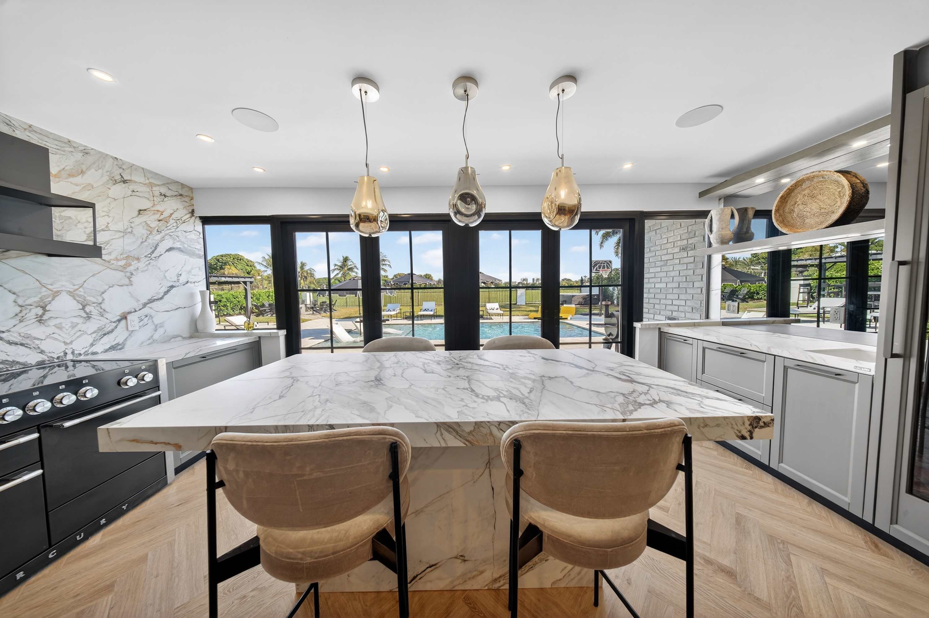 Brand New 5 bedroom Modern Home on Golf course - Picture 32