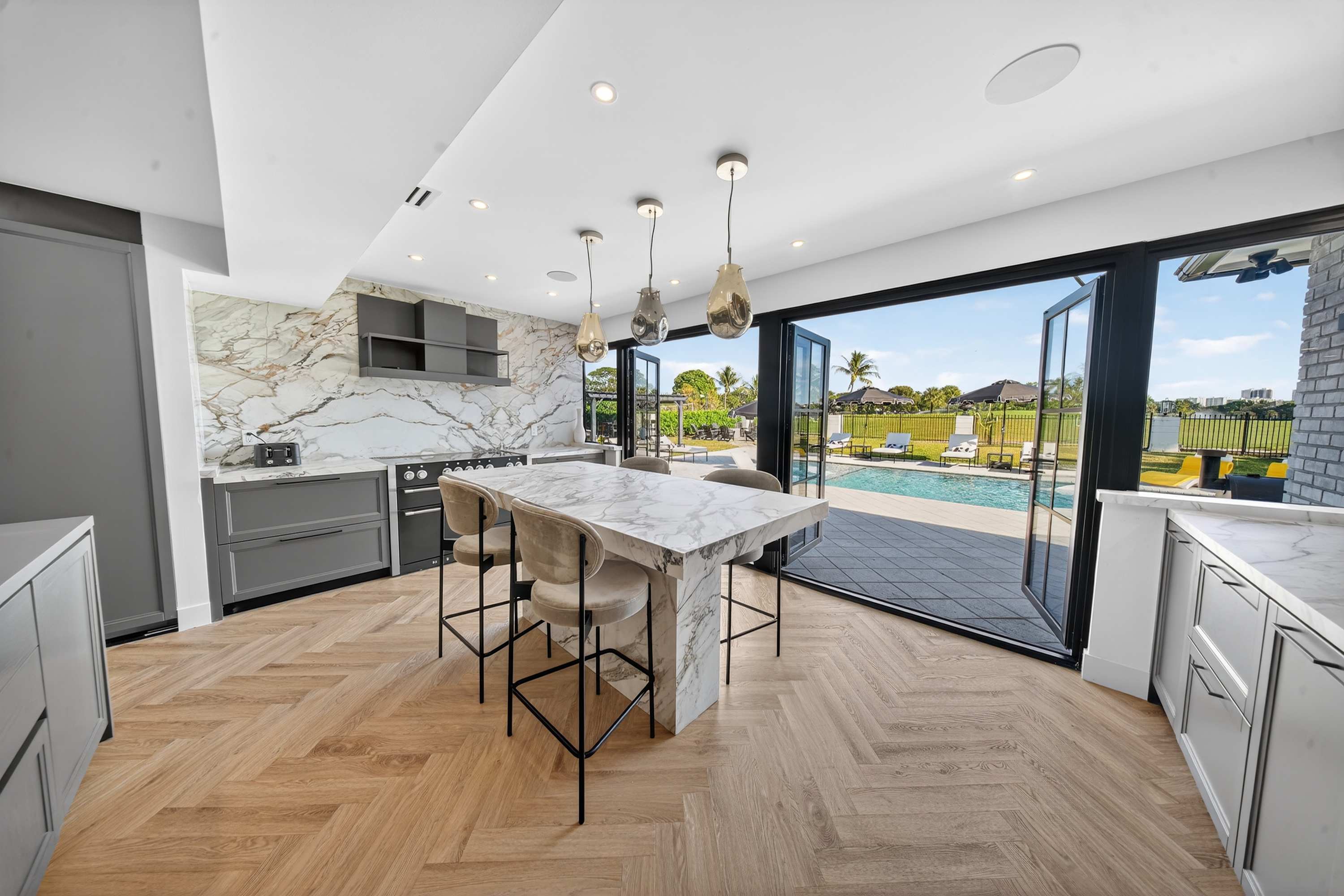 Brand New 5 bedroom Modern Home on Golf course - Picture 35