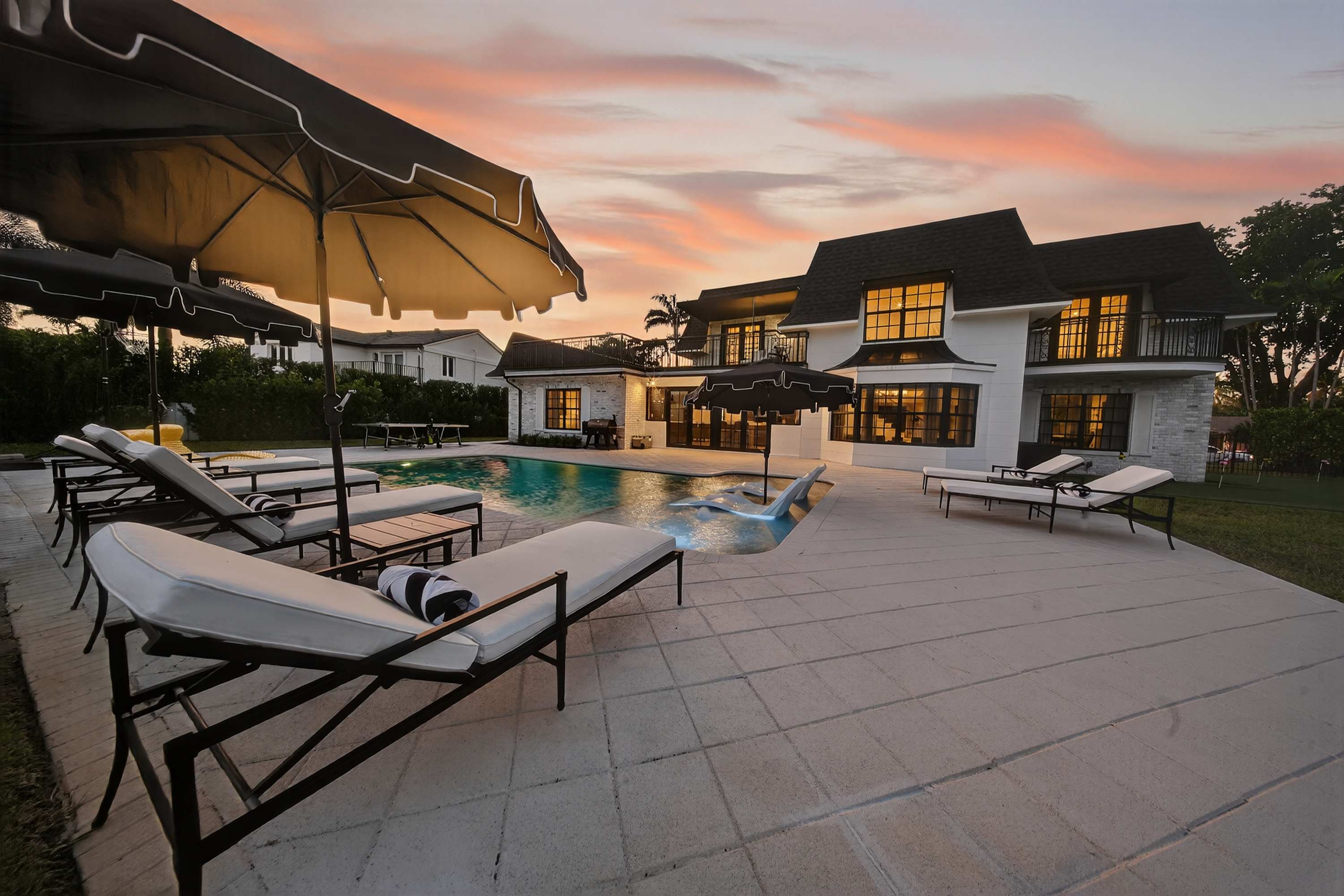 Brand New 5 bedroom Modern Home on Golf course - Picture 46