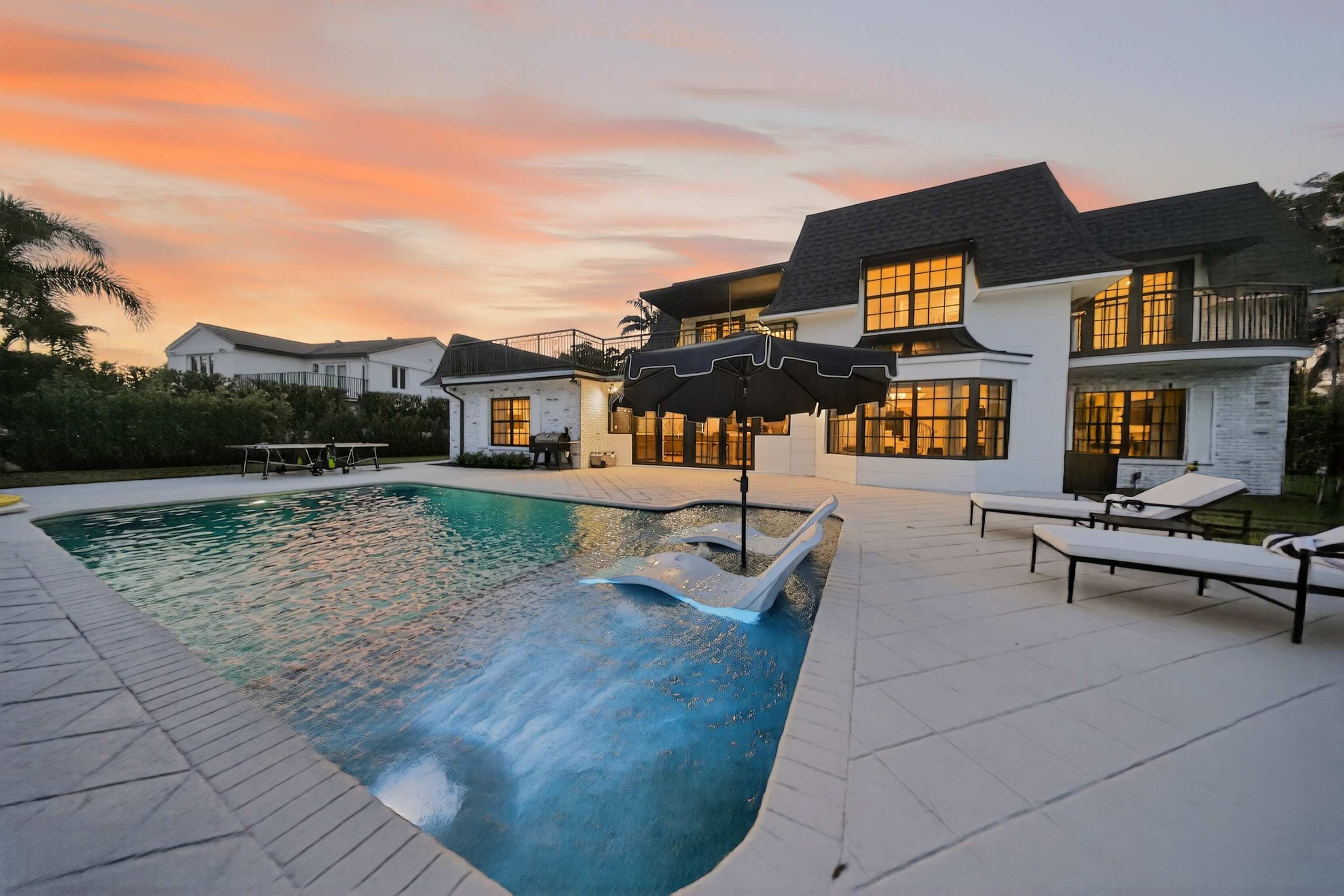 Brand New 5 bedroom Modern Home on Golf course - Picture 45
