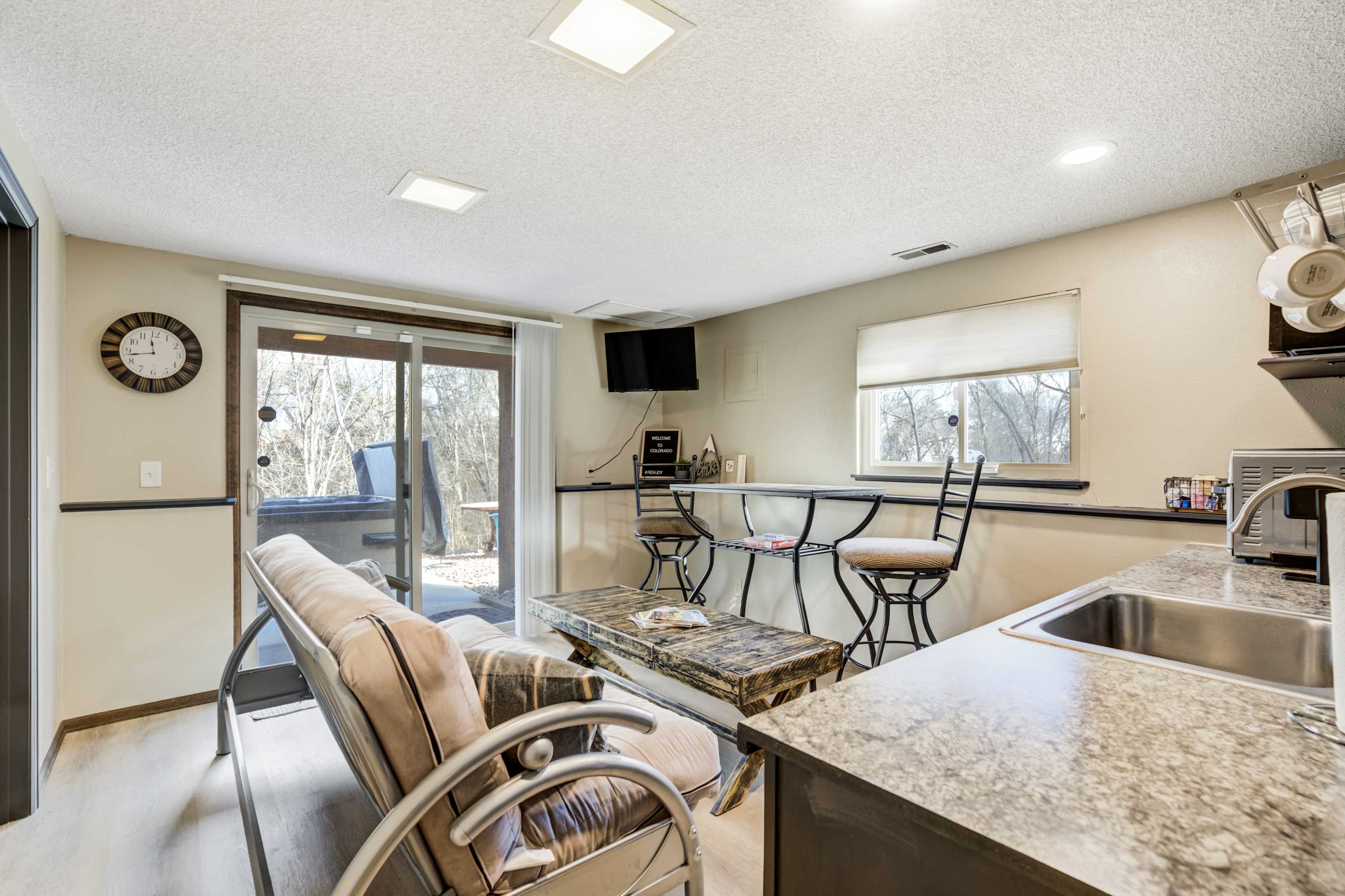 Ravine Row! Cozy Getaway w/ Hot Tub & Backyard — Colorado Springs, CO — vacation rental