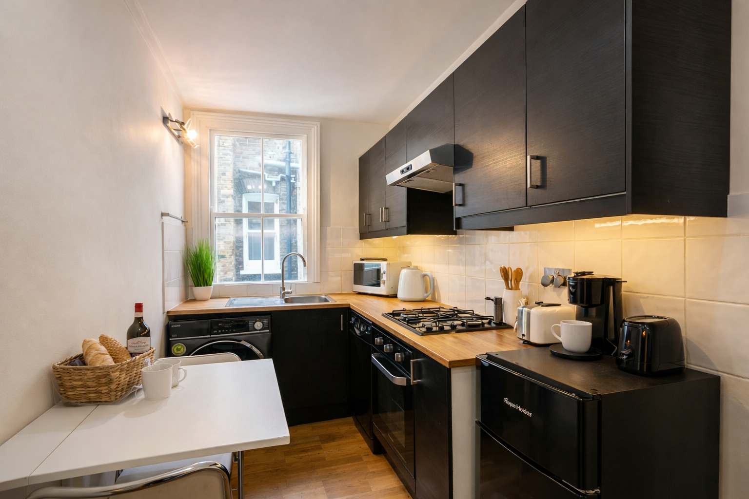View The Victorian Fulham Retreat. 2BR Spacious in Mirabel Road 141 SW6 7EQ The Victorian Fulham Retreat. 2BR Spacious in Mirabel Road 141 SW6 7EQ - Property image 11 - VivreStays