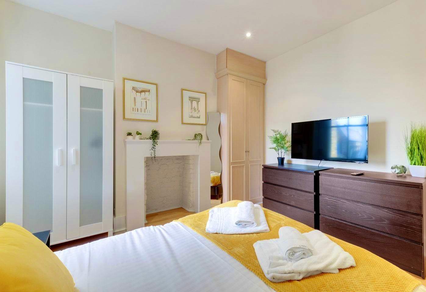 View The Victorian Fulham Retreat. 2BR Spacious in Mirabel Road 141 SW6 7EQ The Victorian Fulham Retreat. 2BR Spacious in Mirabel Road 141 SW6 7EQ - Property image 4 - VivreStays