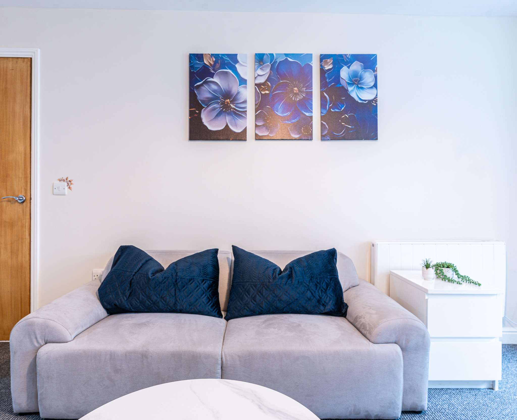 Spacious 2BR Flat - Bounds Green, Private Parking