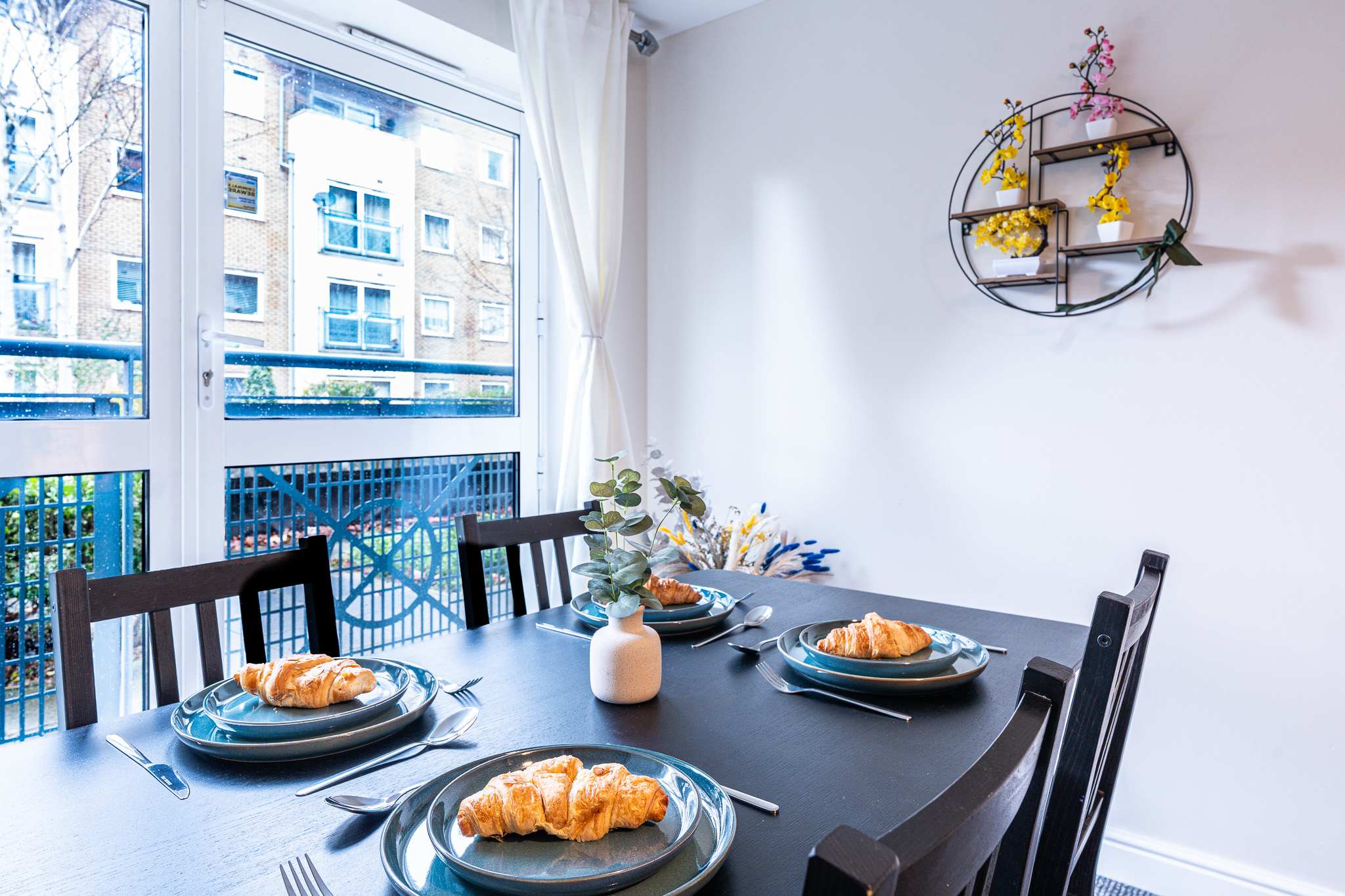 Spacious 2BR Flat - Bounds Green, Private Parking