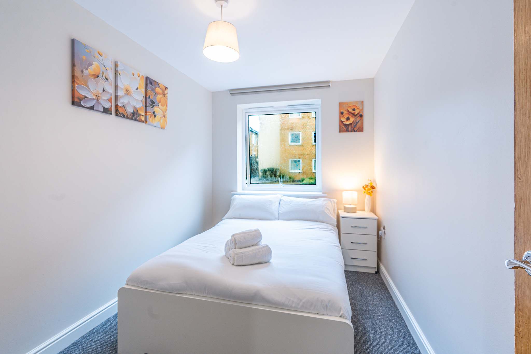 Spacious 2BR Flat - Bounds Green, Private Parking