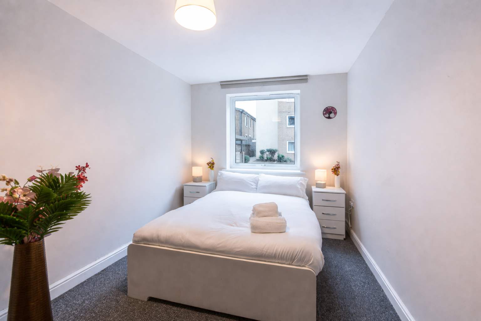 Spacious 2BR Flat - Bounds Green, Private Parking