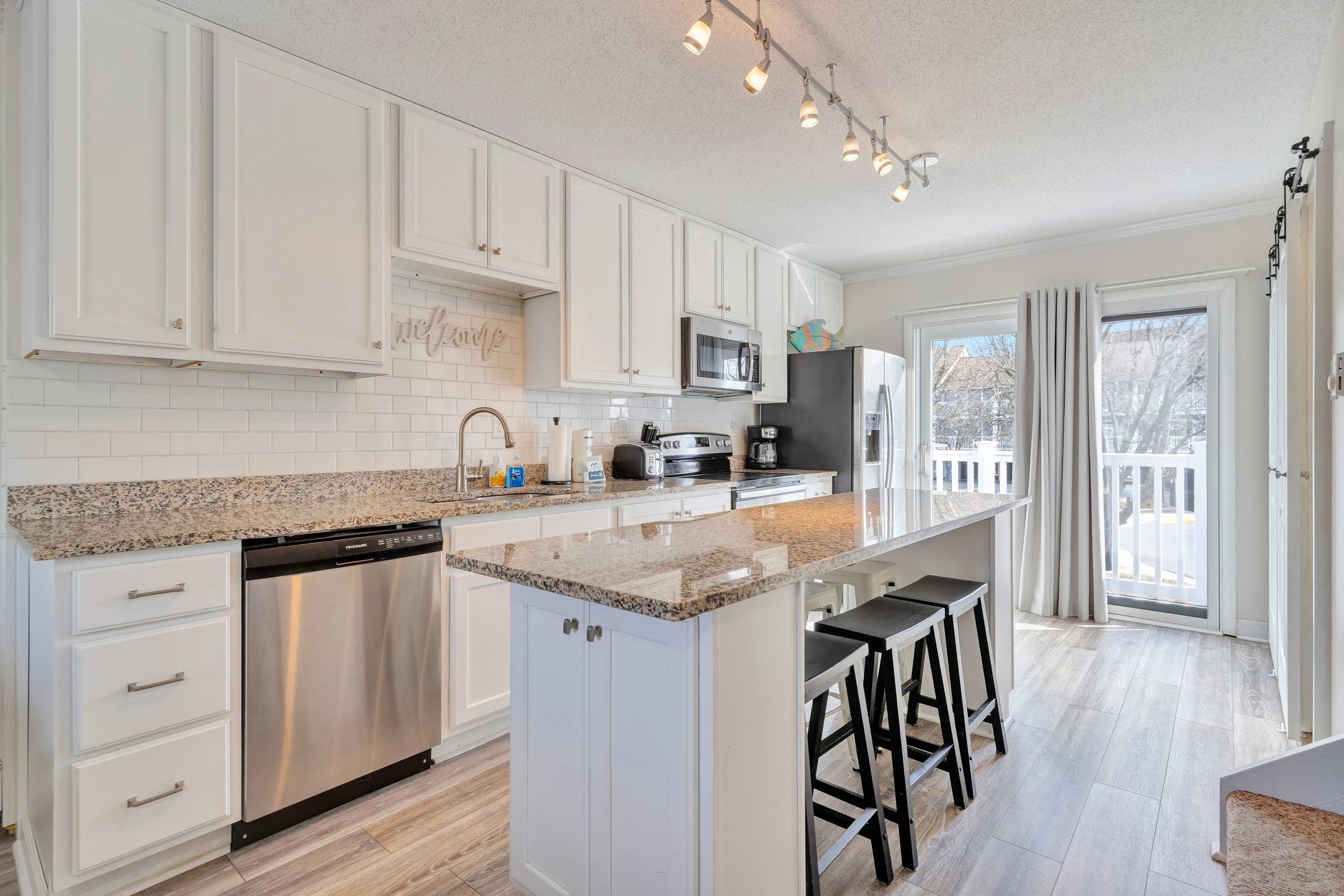 Harbour Bay 5, Beautiful 3BR Modern Bayside Townhome, Quiet!