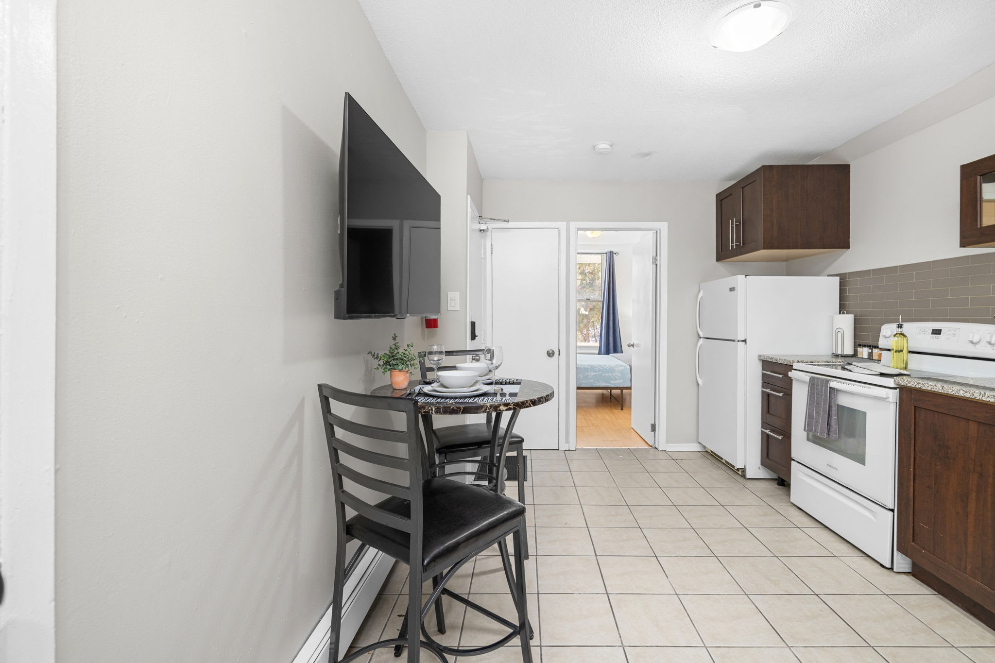 Chic ByWard Market Studio Prime Location | Photo 6