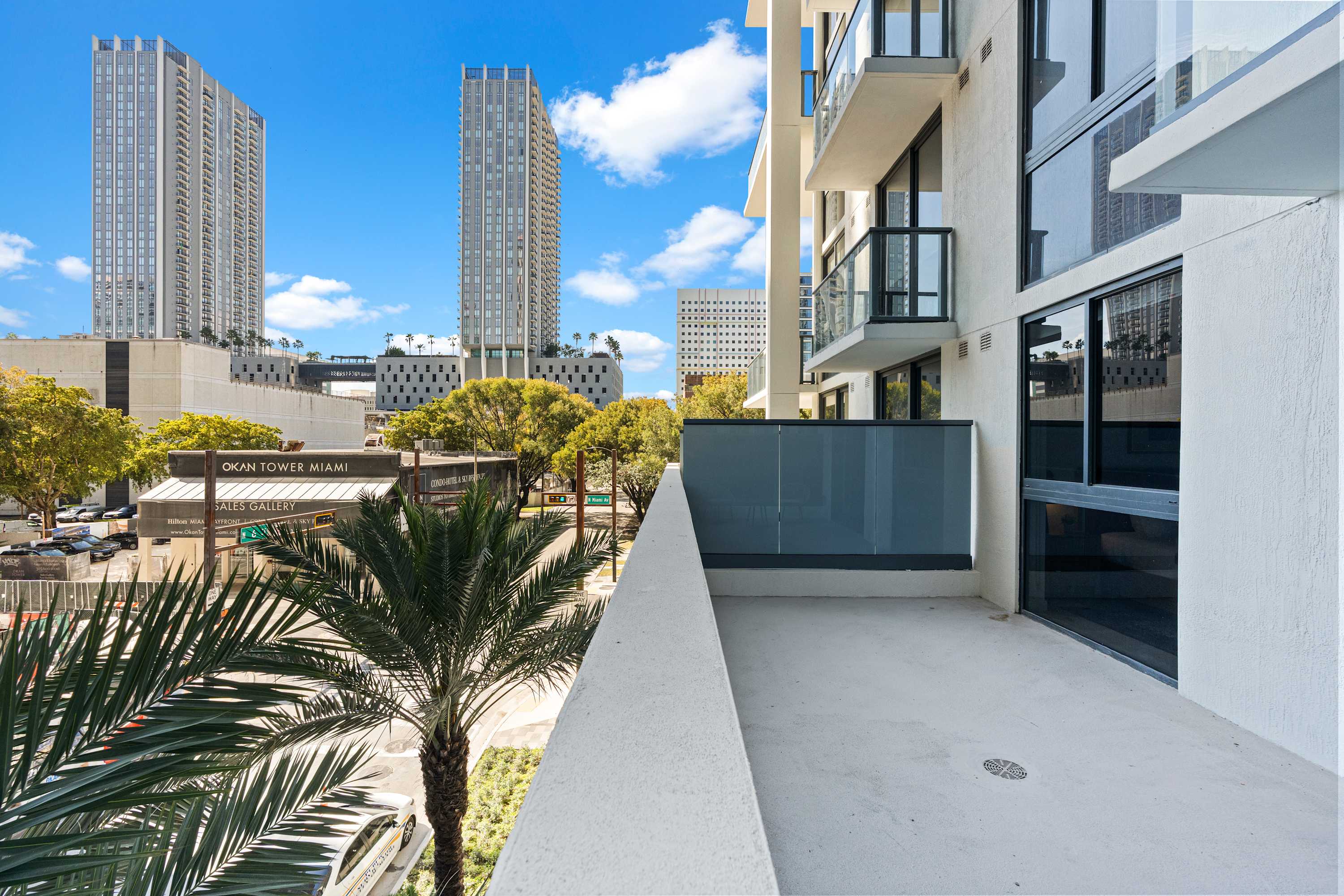 Stylish Downtown Condo W Free Parking. Pool & Gym
