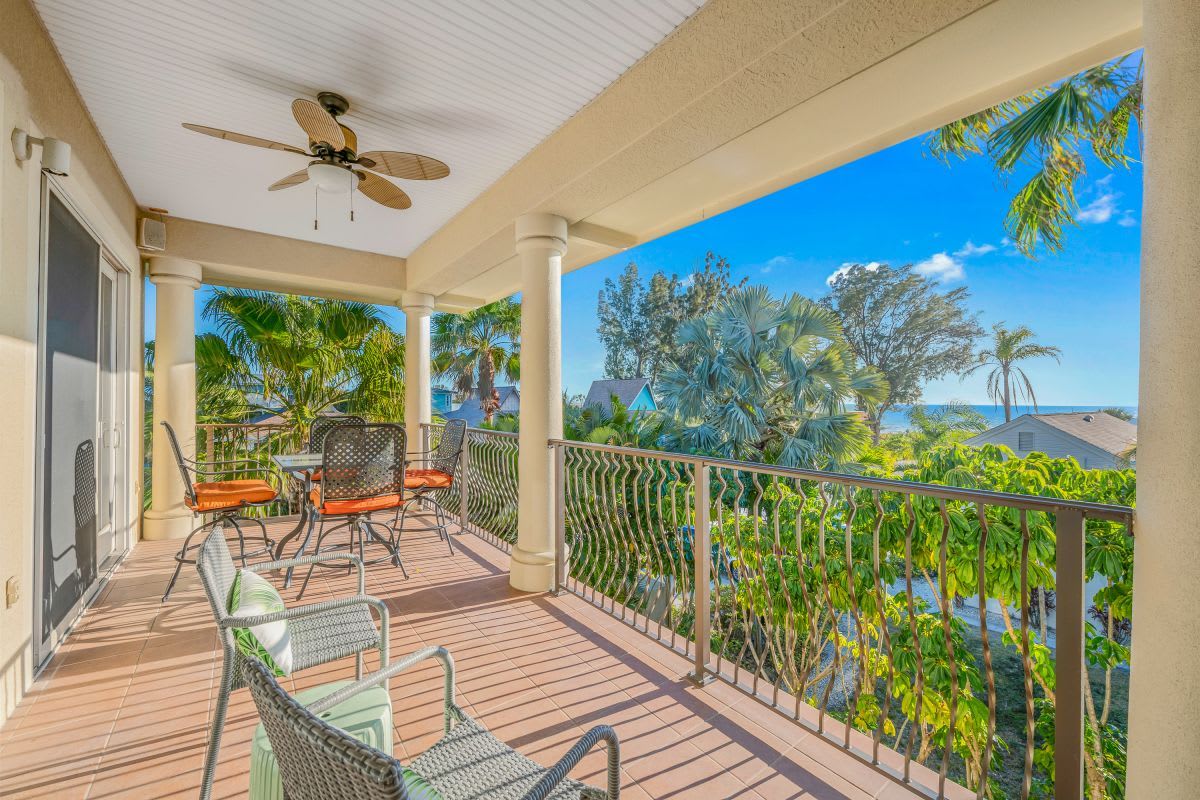 3B Condo on Holmes Beach! Heated Pool Beach Access 3
