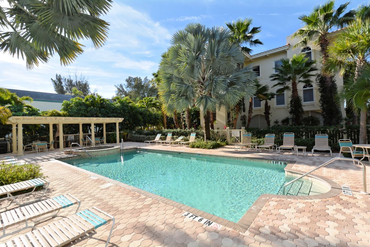 3B Condo on Holmes Beach! Heated Pool Beach Access 5