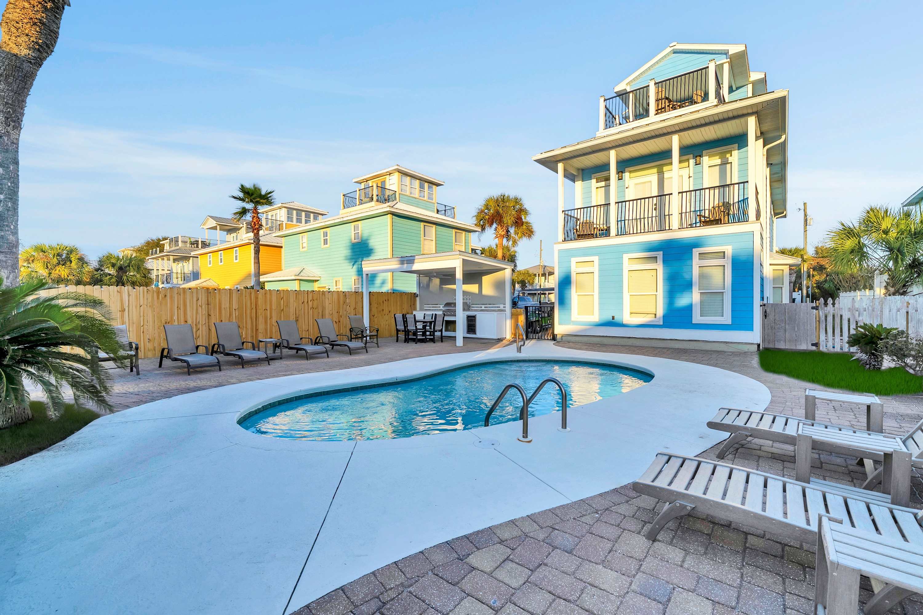 Blue Coconut | FREE Golf Cart | FREE Beach Chairs | Steps to Beach | Pet Friendly | Brand New Summer Kitchen — Destin, FL — vacation rental