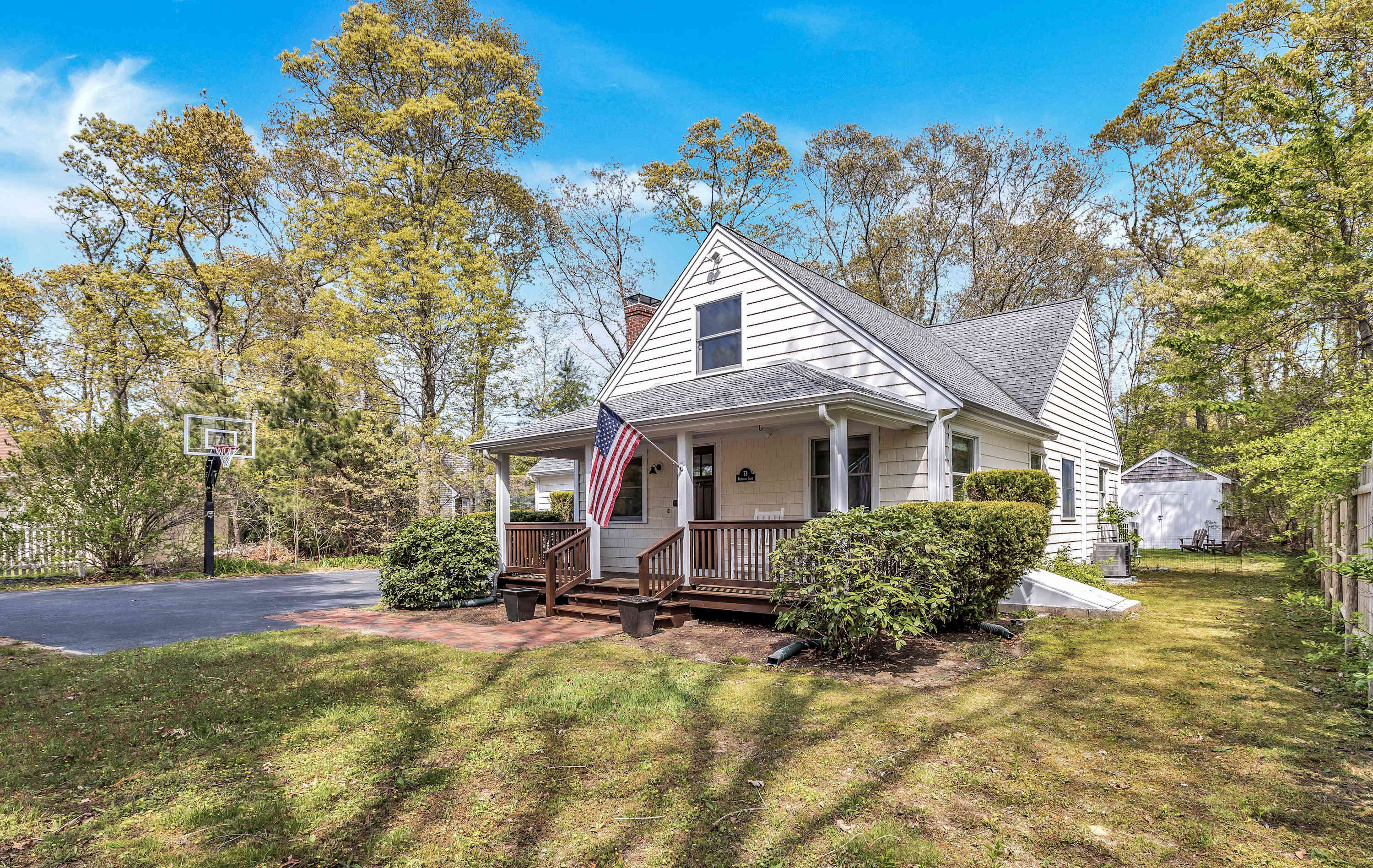Jenkins Pond Beach Access with BBall Hoop & Grill, Bright Cape Cod Retreat near Jenkins Pond in Falmouth. Parking, Modern Retreat with Outdoor Space, 24 Hour Hospitality — Falmouth, MA — vacation rental