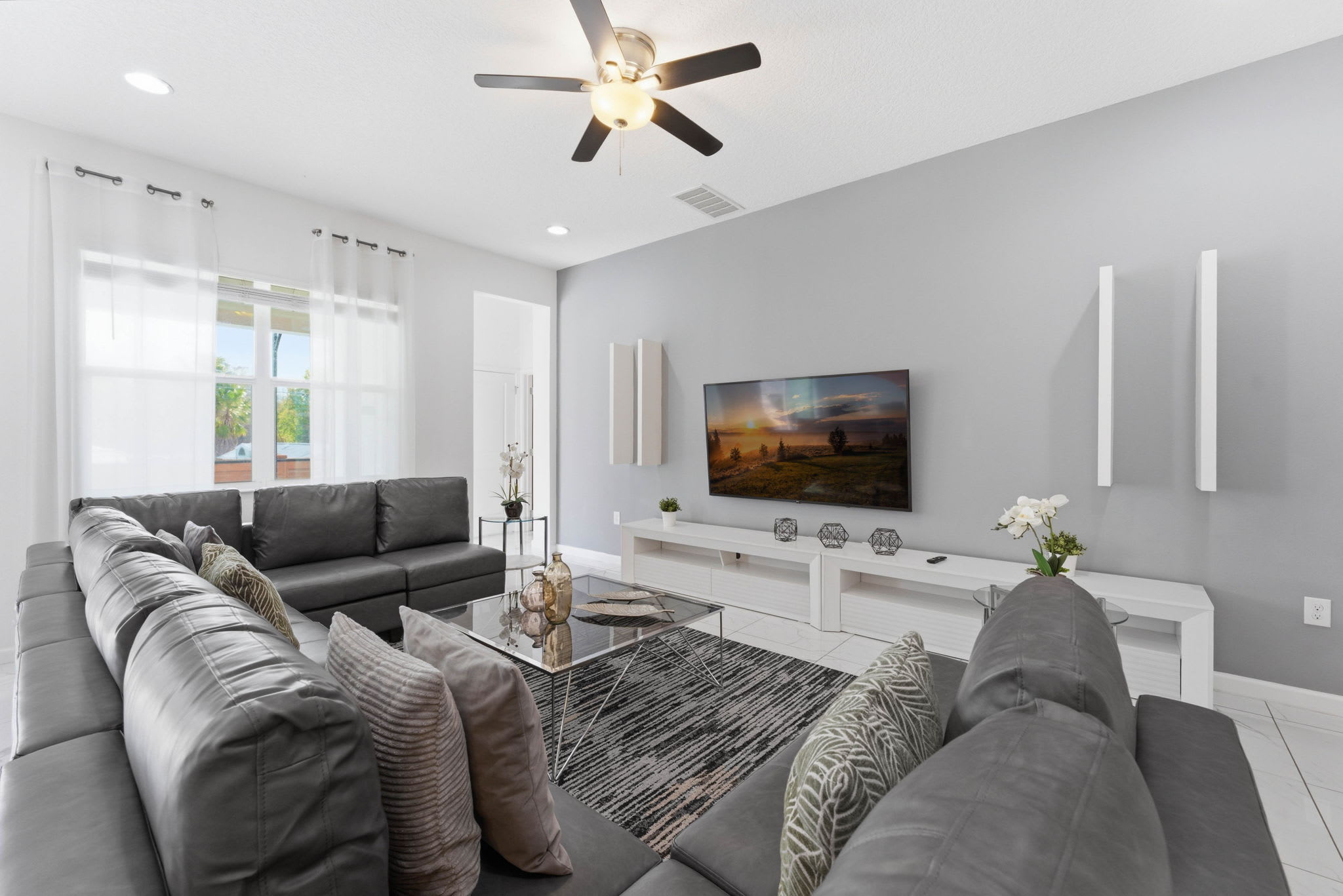 Chic Modern Escape, 12BR, Pool and Game Room