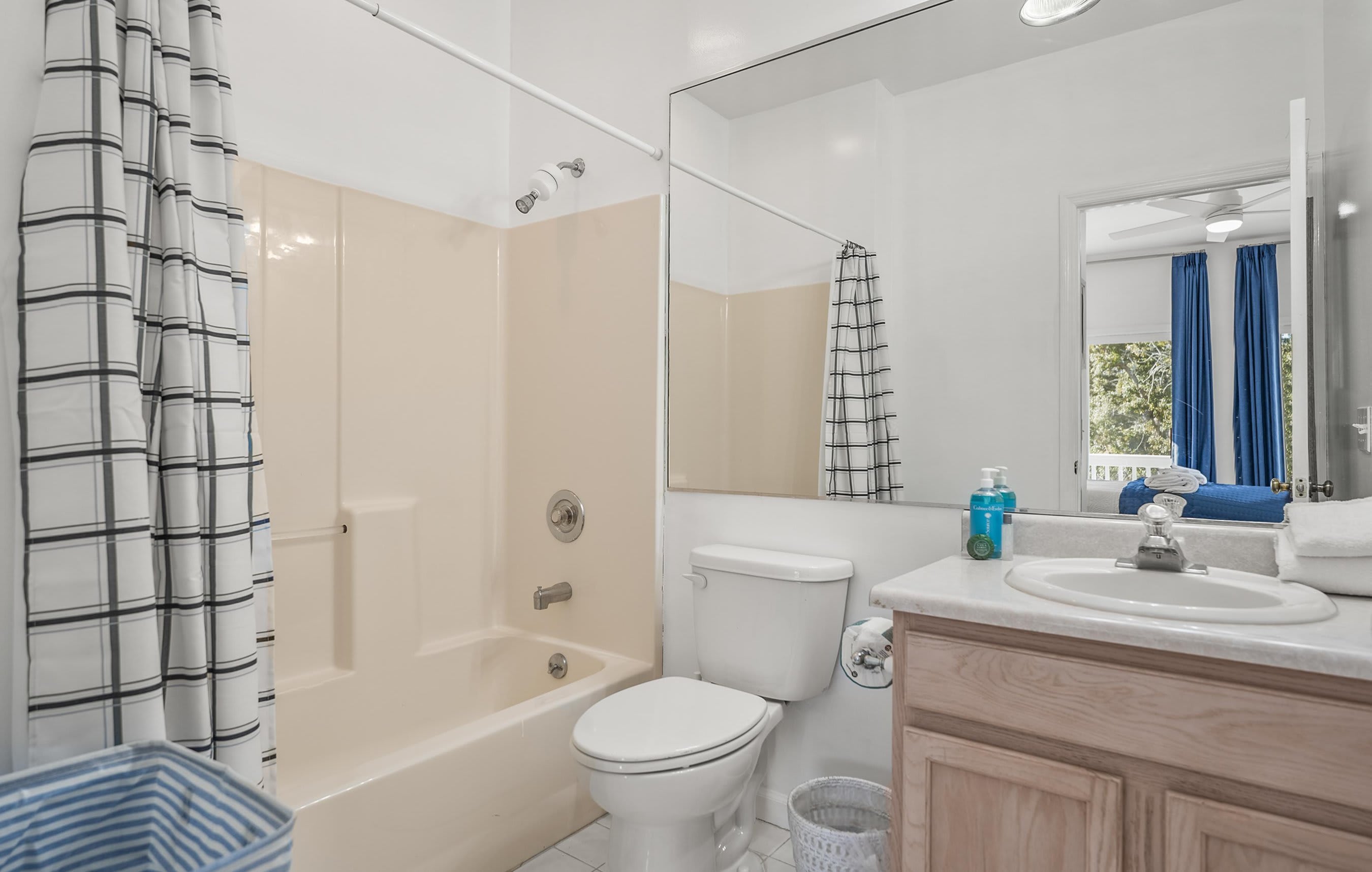 Ensuite bath (shower/tub combo)