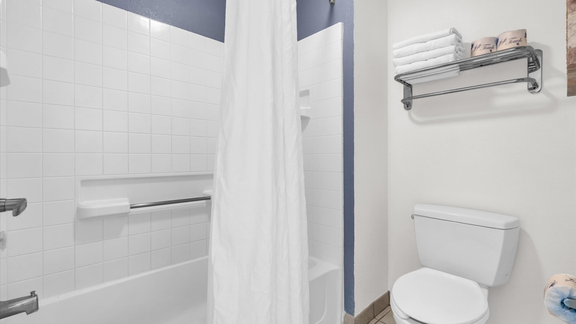 Clean full bathroom with shower/tub combo