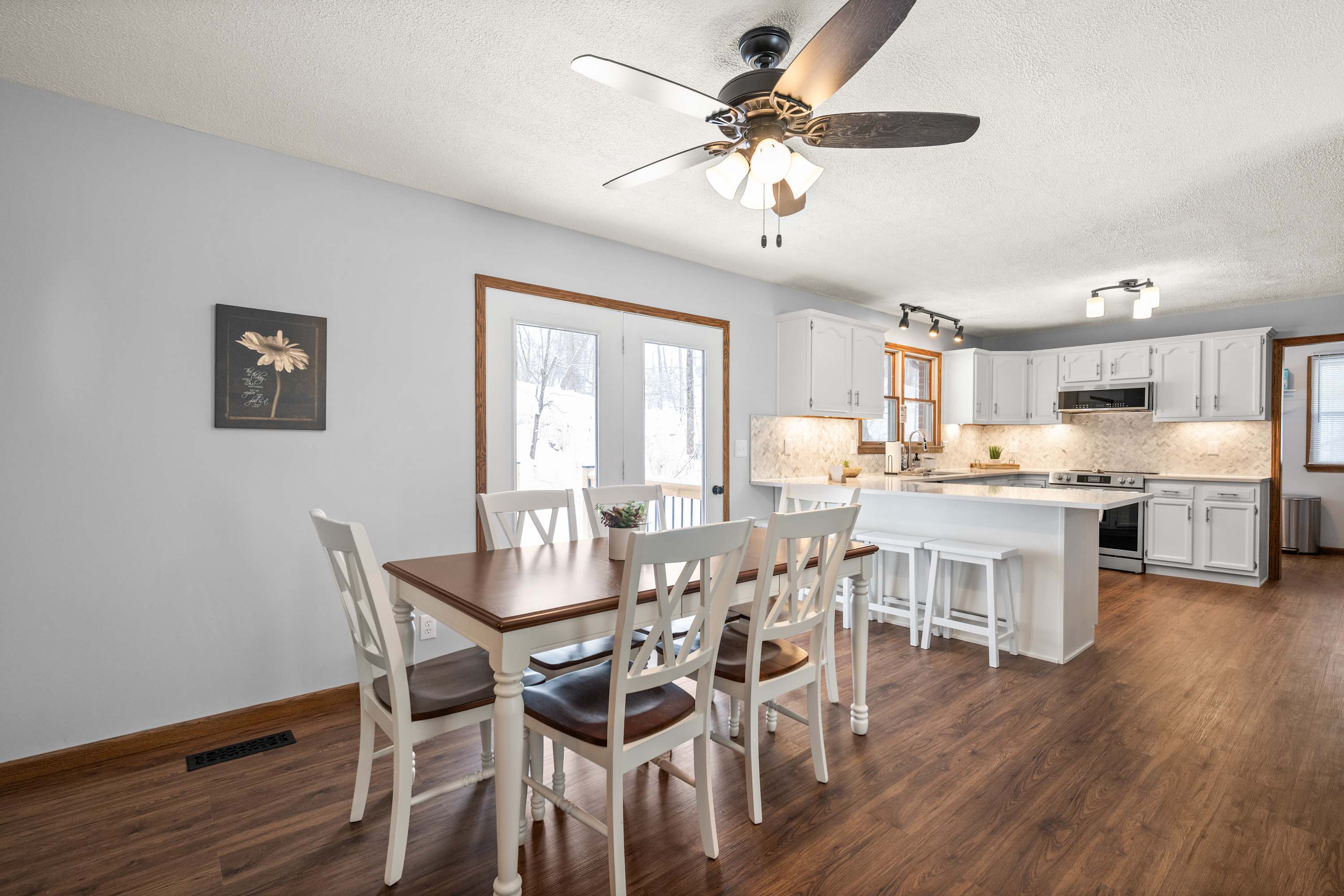 Make mealtime memories together in the spacious dining area​