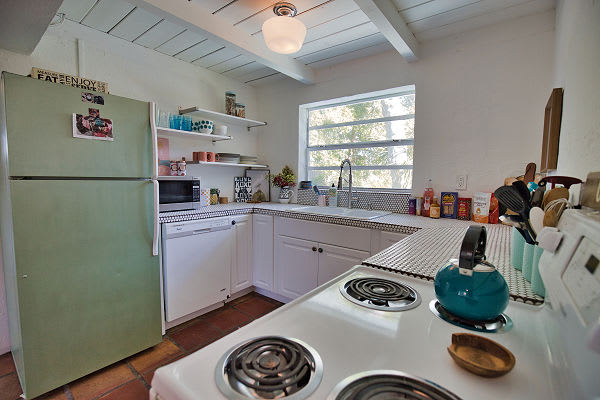 Pet Friendly & Firepit Minutes to Beach! Sleeps 6!
