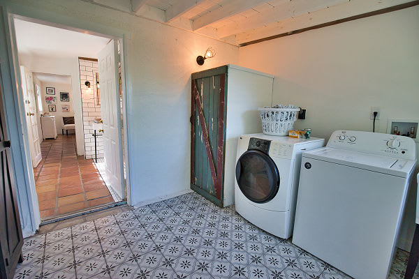 Pet Friendly & Firepit Minutes to Beach! Sleeps 6!