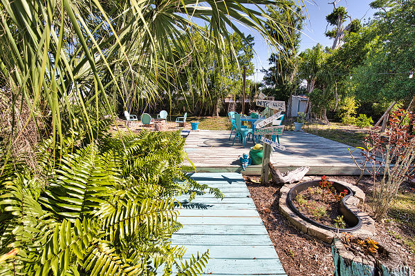 Pet Friendly & Firepit Minutes to Beach! Sleeps 6!