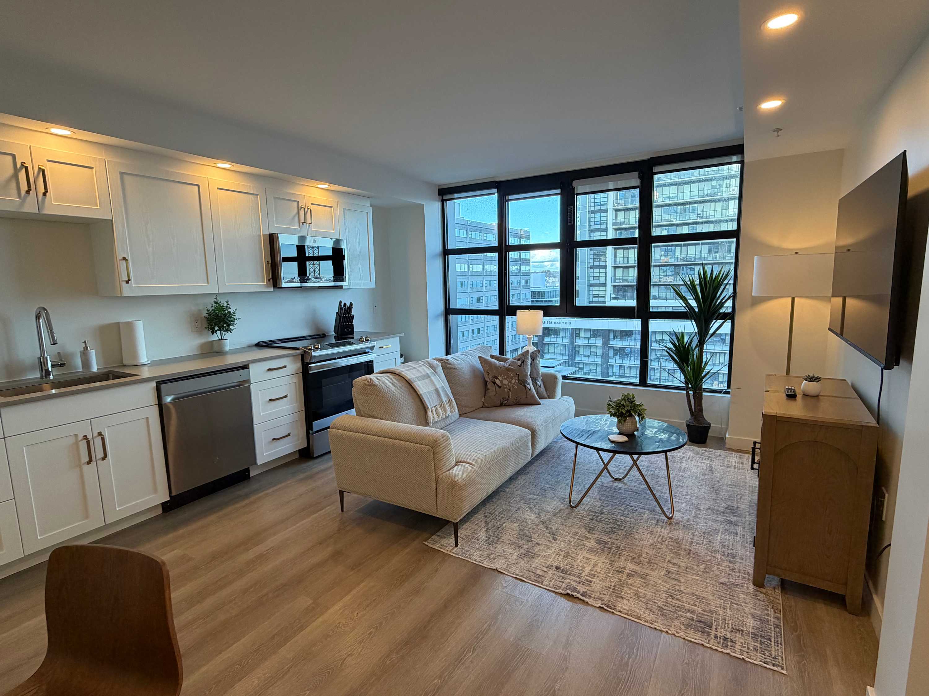 Downtown waterfront 1 BR with 6 appliances and gym