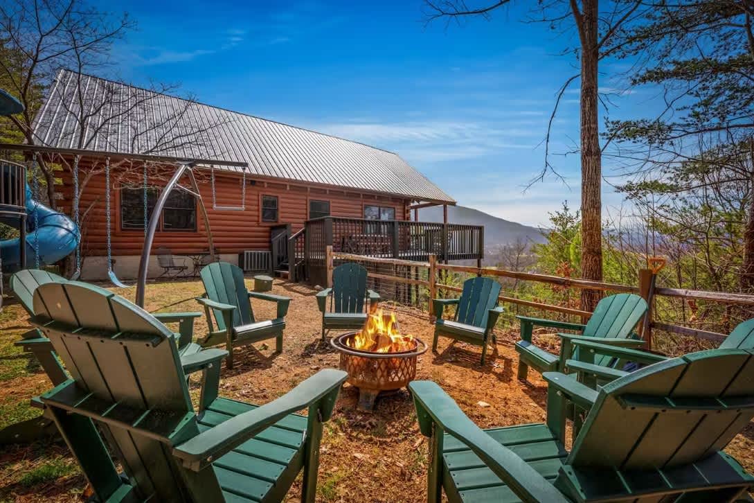 Cabin with Mountain Views, Hot Tub & Gamerooms!