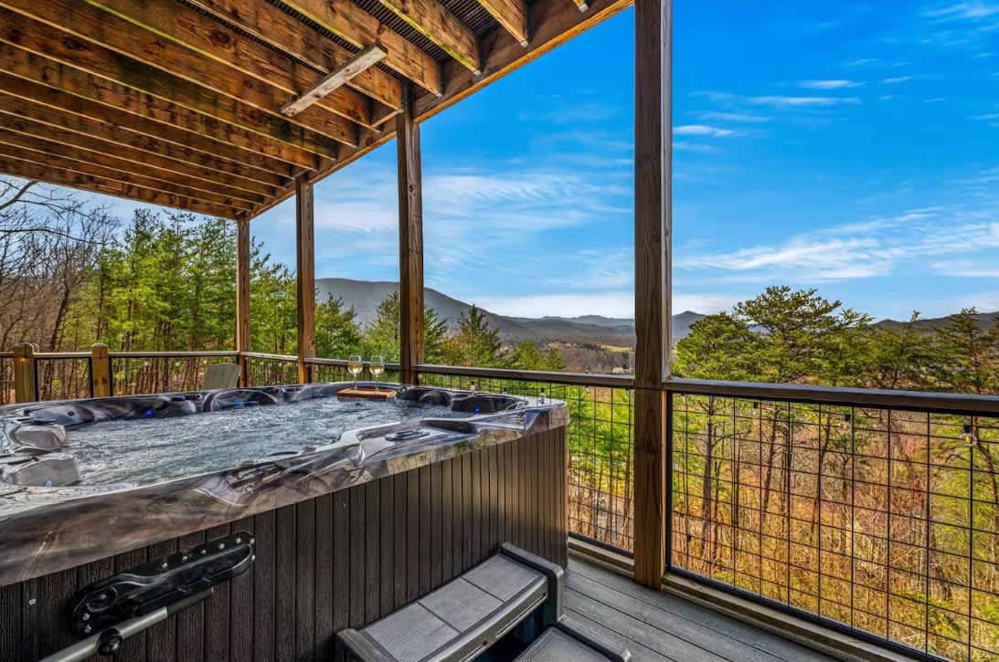 Amazing Chalet with Hot Tub & Game Room