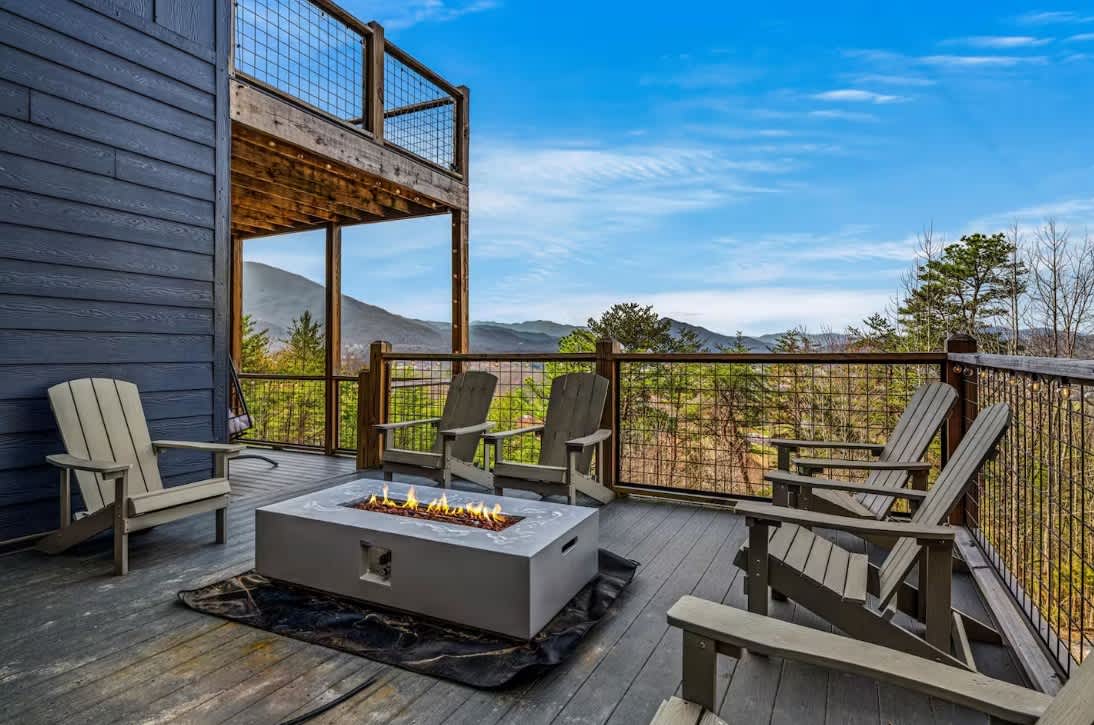 Amazing Chalet with Hot Tub & Game Room