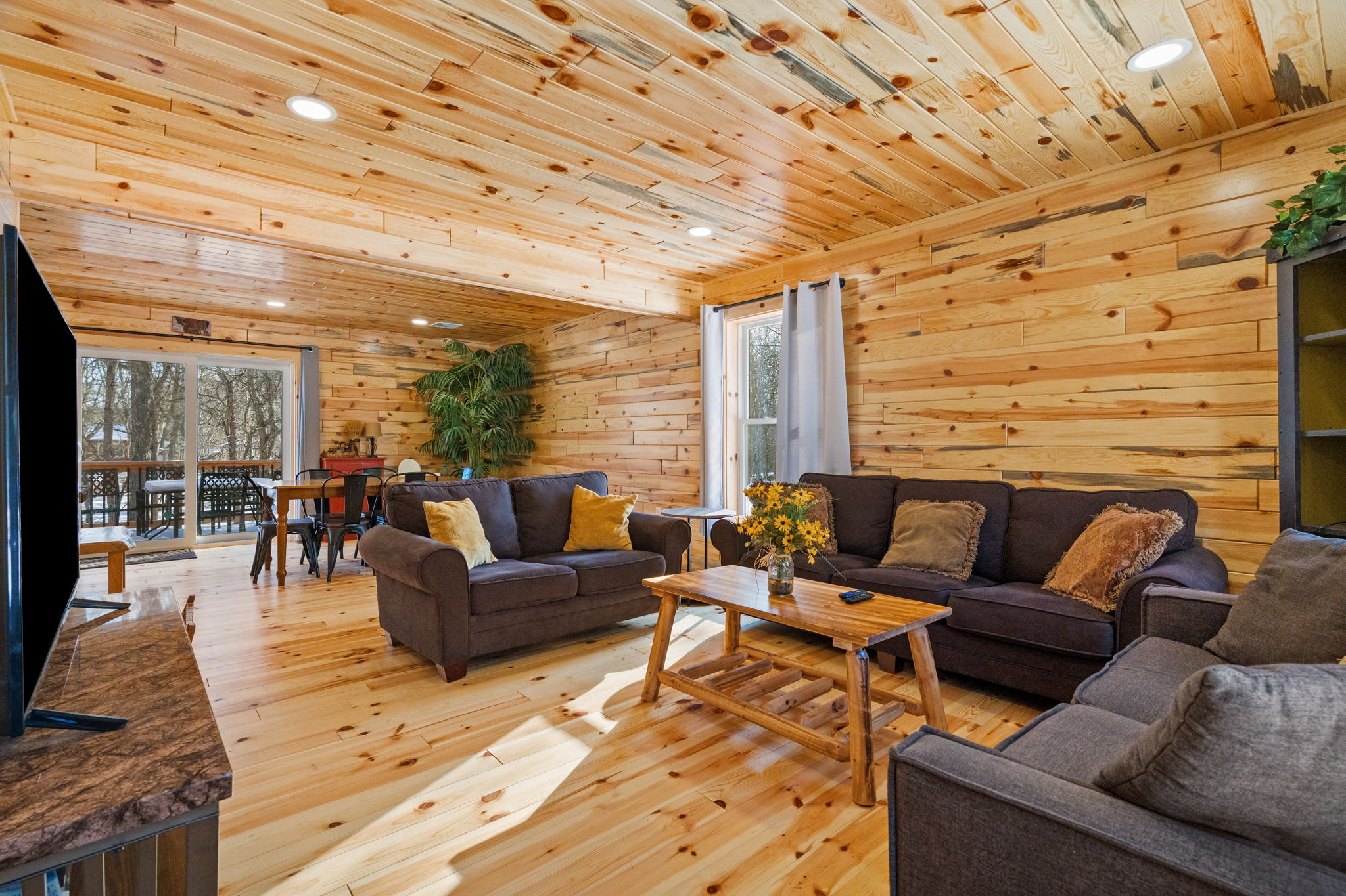 Massive Game Room, Lake Access, Privacy and More!