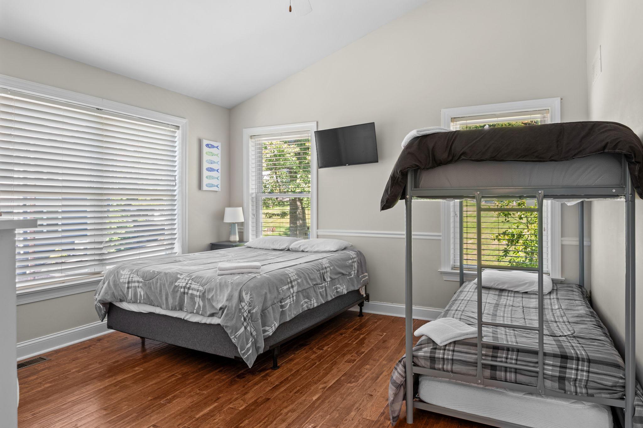 Kid-friendly room with a daybed and toddler bed for the little ones