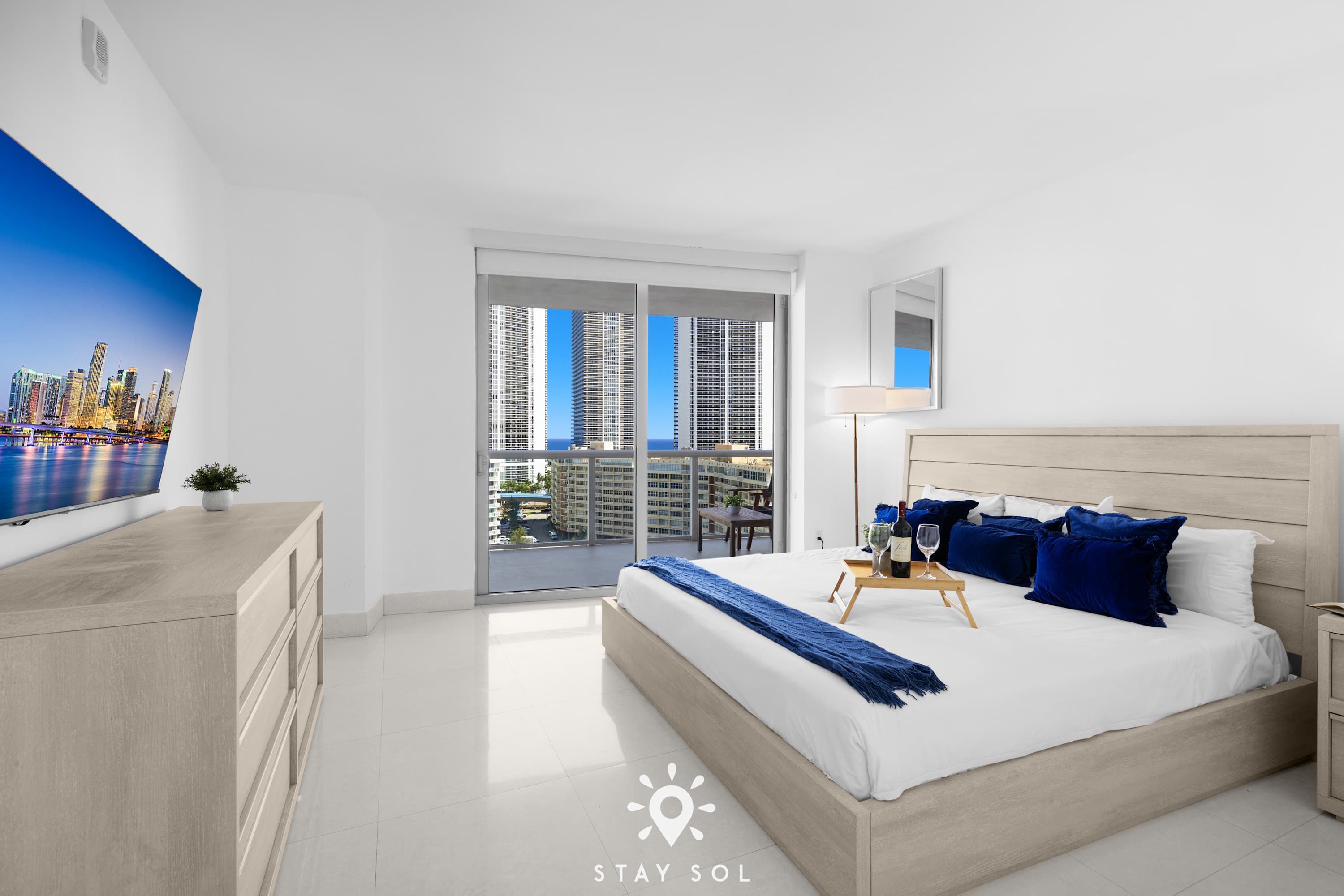 3BR Apt w/ Private Balcony - Amazing Pool