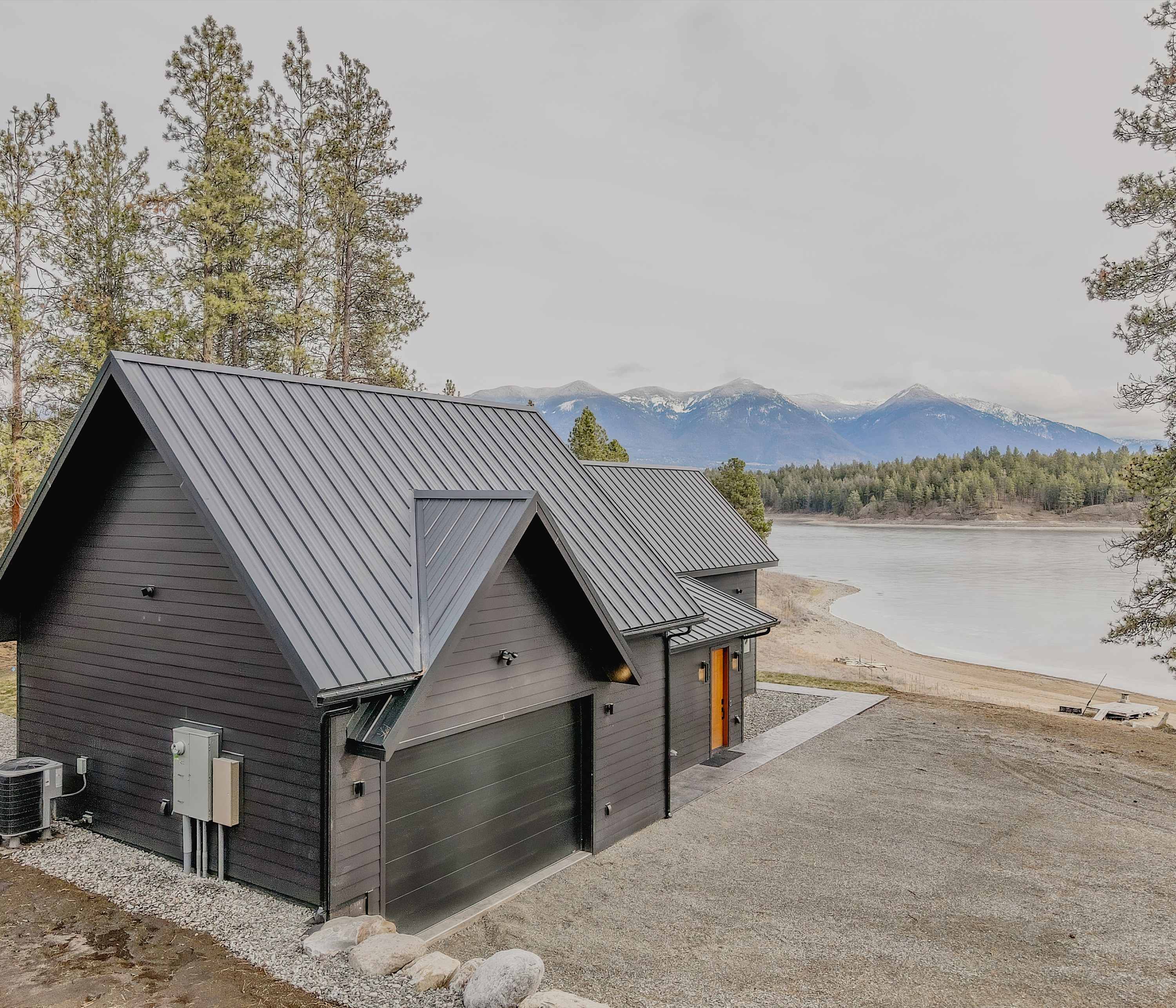 Sophie Lake Chalet – Lakefront | Mountain Views