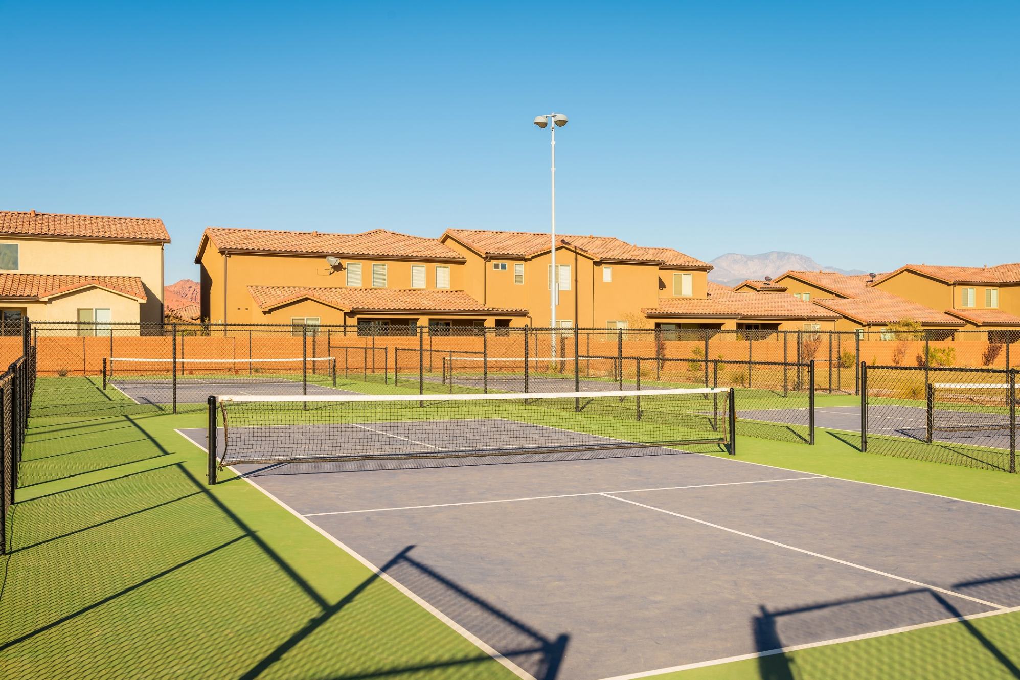 105 - Enjoy 6 pickleball courts at the park 5 minute walk