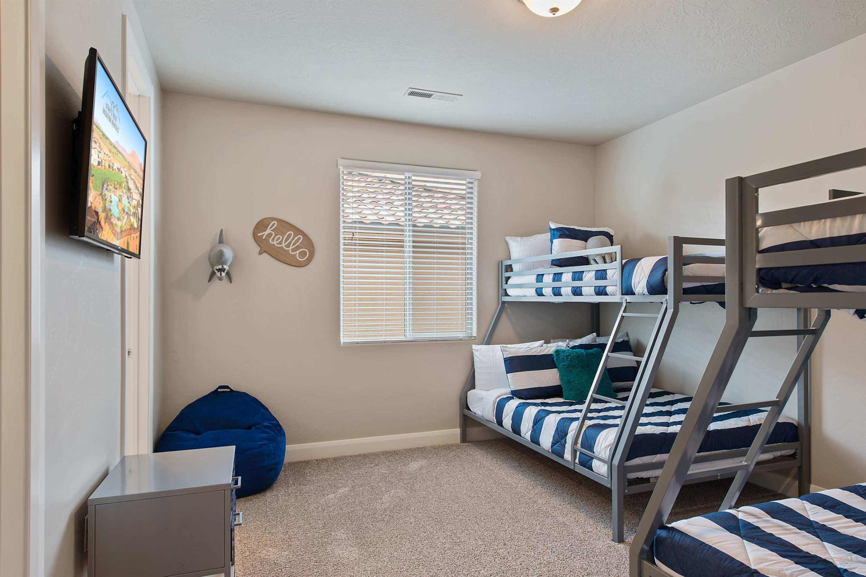 105 - Sleep up to 6 in this ocean-themed bunk room with TV