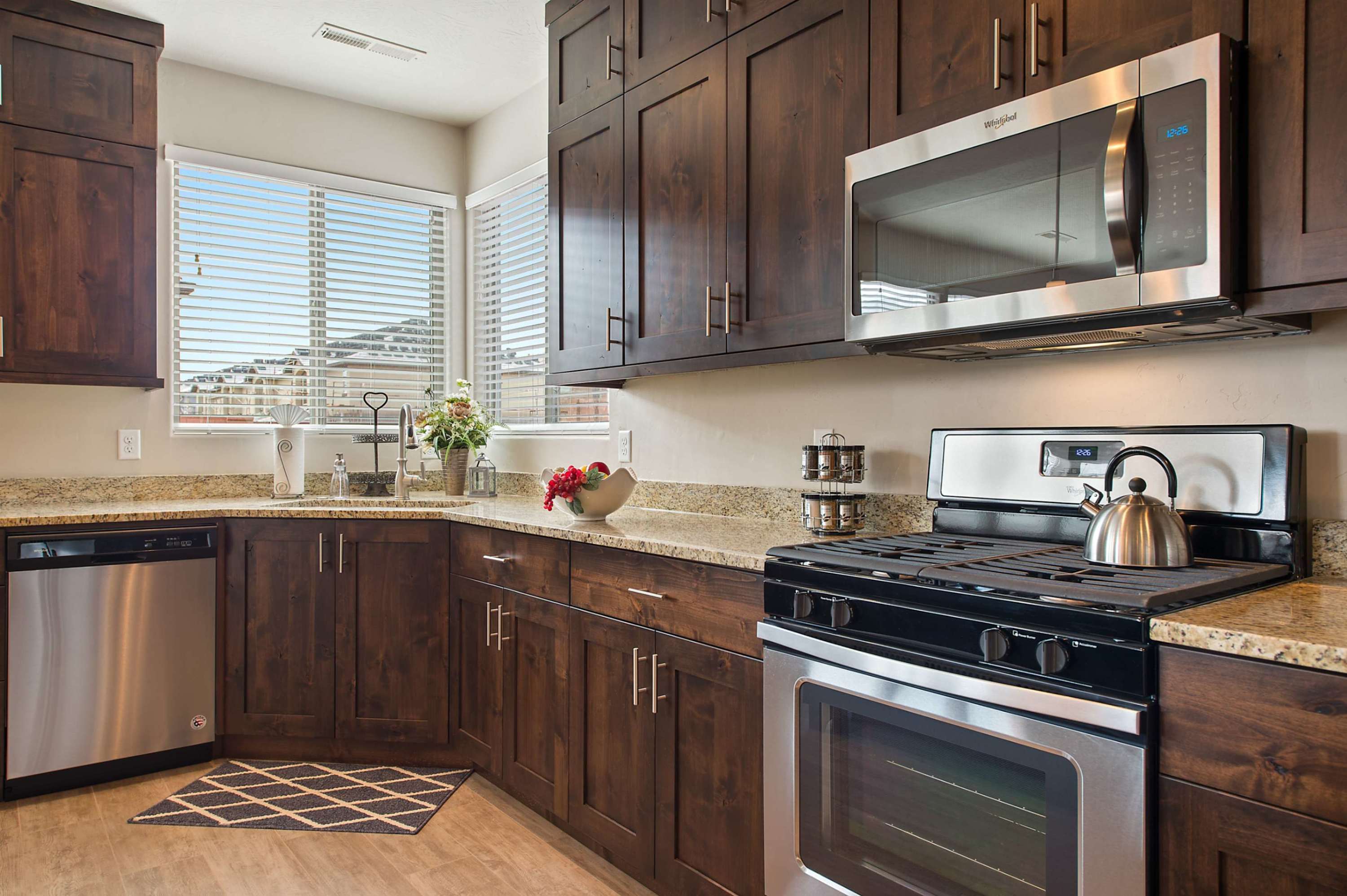 105 - Beautiful custom kitchen with gas range, stainless appliances