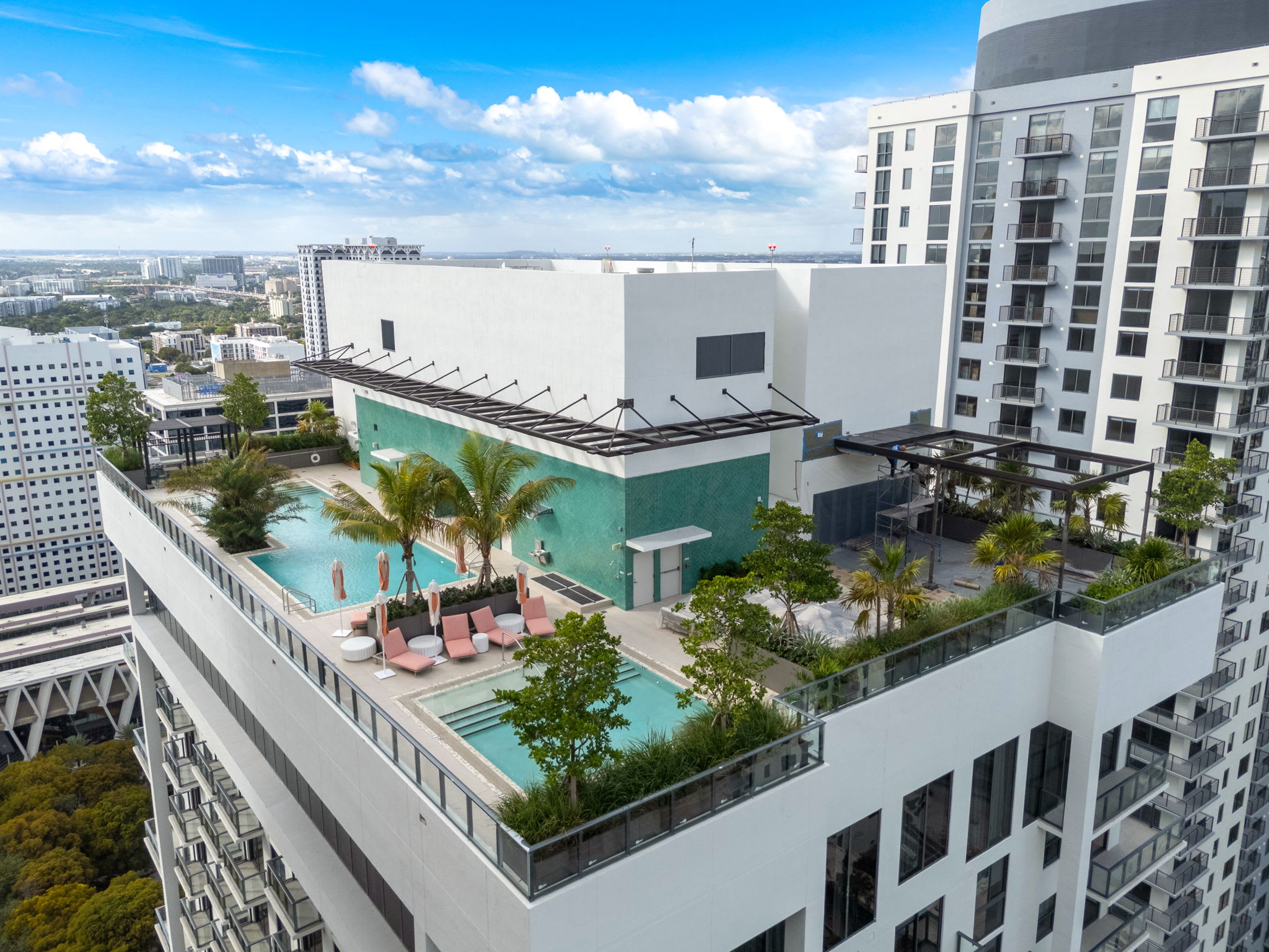 Crosby Premier Studio with Rooftop Pool & Balcony