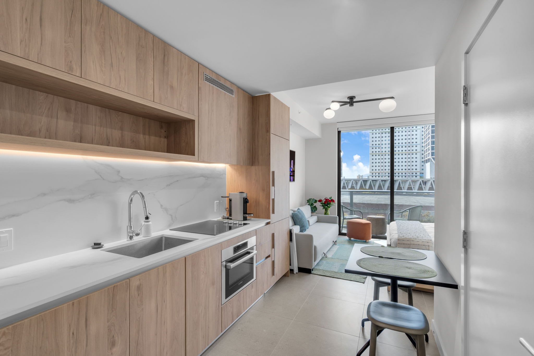 Crosby Premier Studio with Rooftop Pool & Balcony