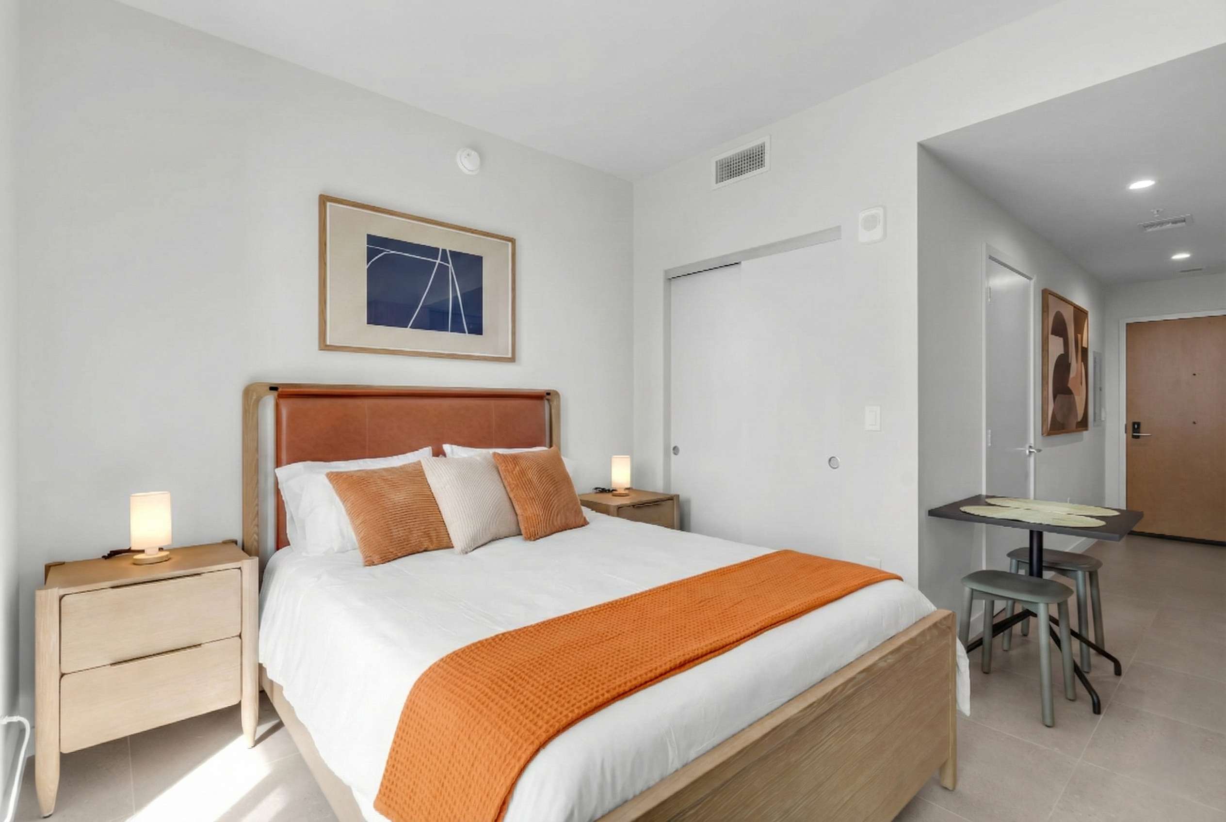 Crosby Premier Studio with Rooftop Pool & Balcony