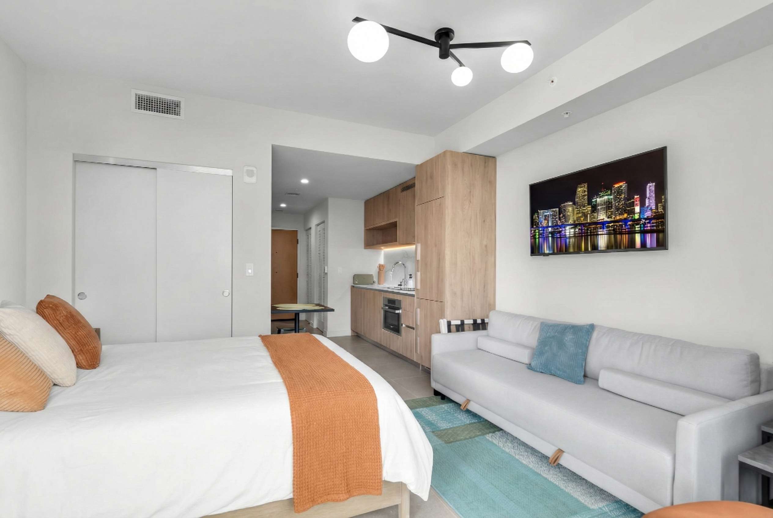 Crosby Premier Studio with Rooftop Pool & Balcony