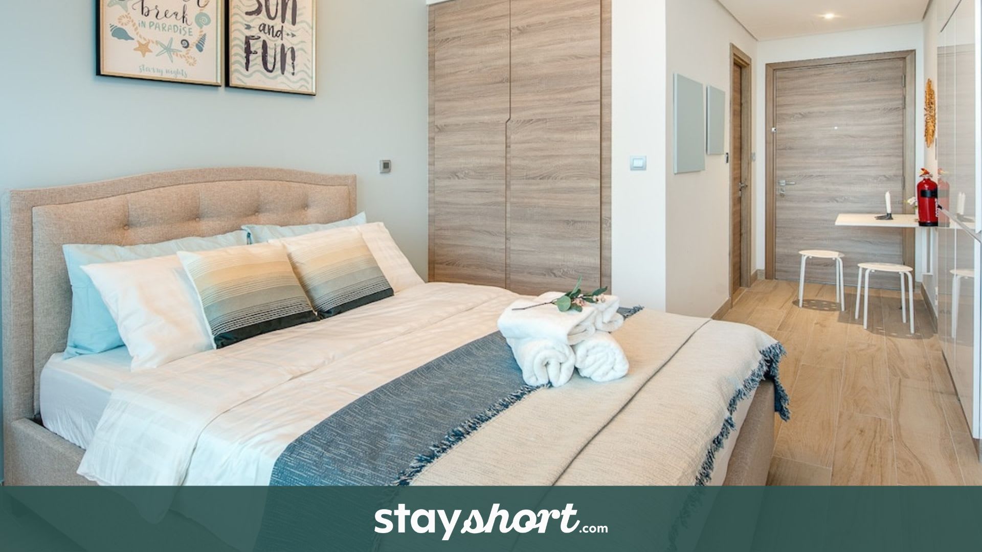 Free housekeeping visits during your stay - StayShort - Elegant & Bright Studio Retreat in Dubai Marina that Sleeps 3 — Dubai Marina, Dubai — vacation rental