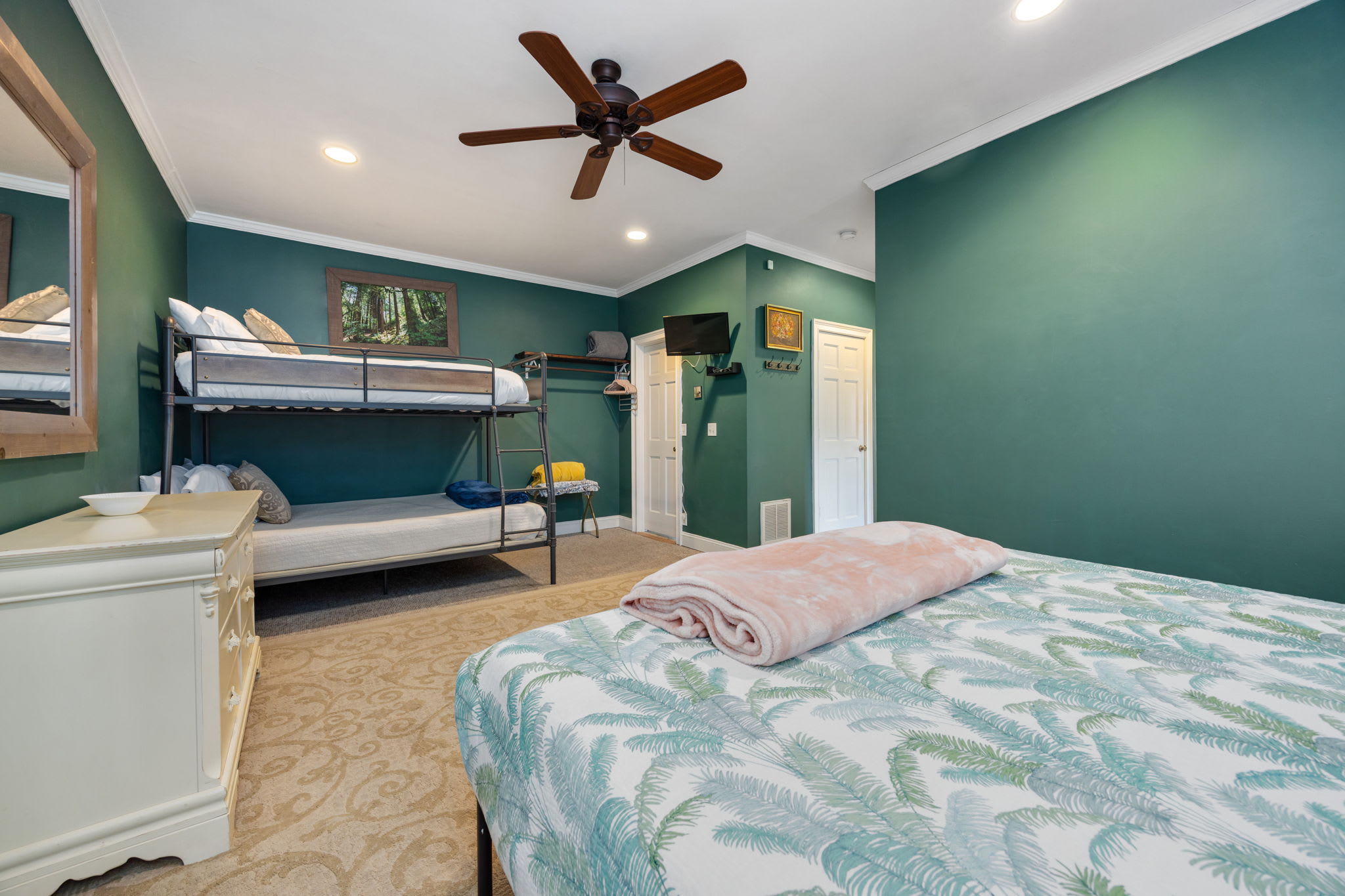 7th Heaven | Germantown | Game Rm + Yard |Sleep 10