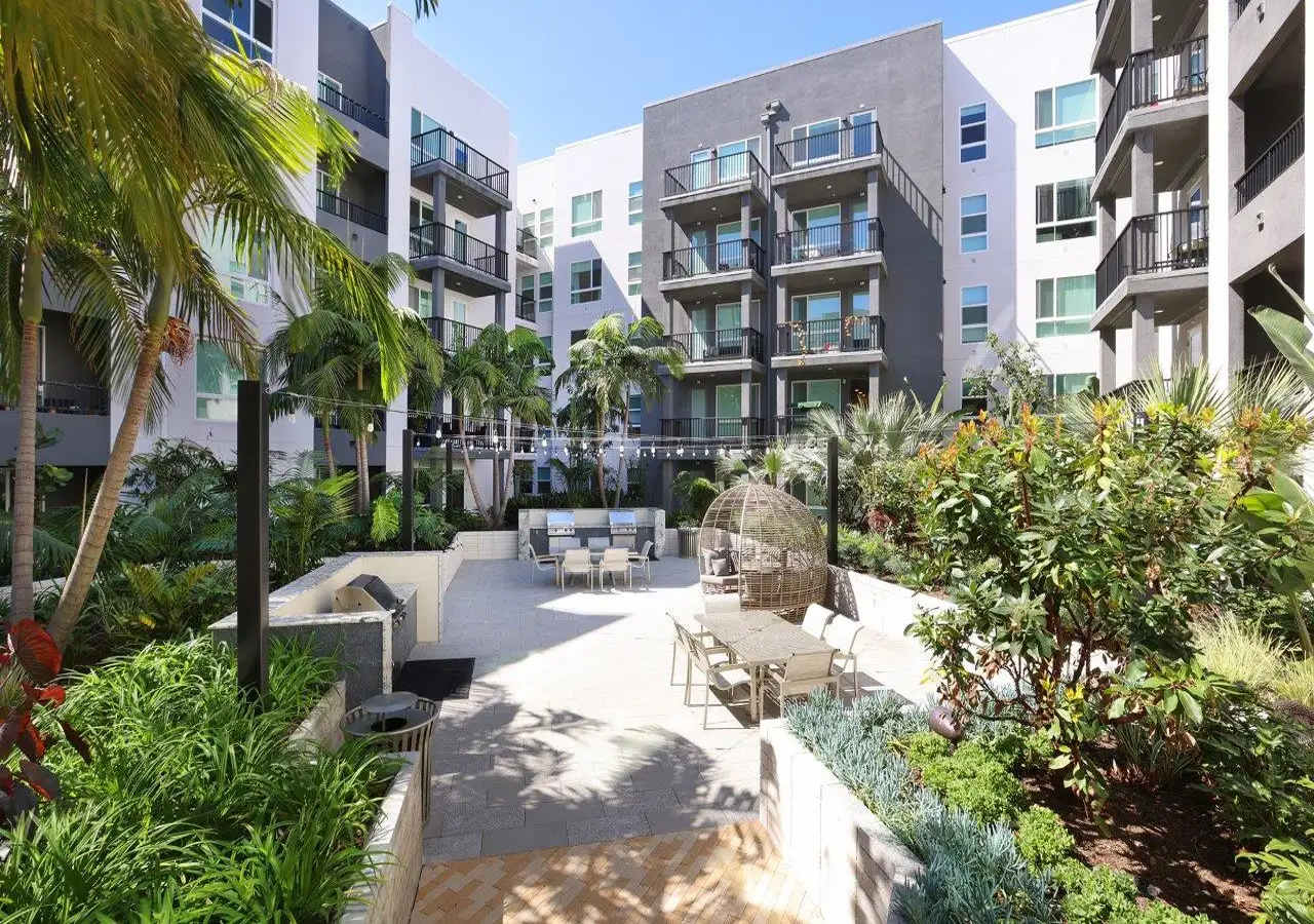 Sunny Apartment Near Disneyland - Pool & Gym