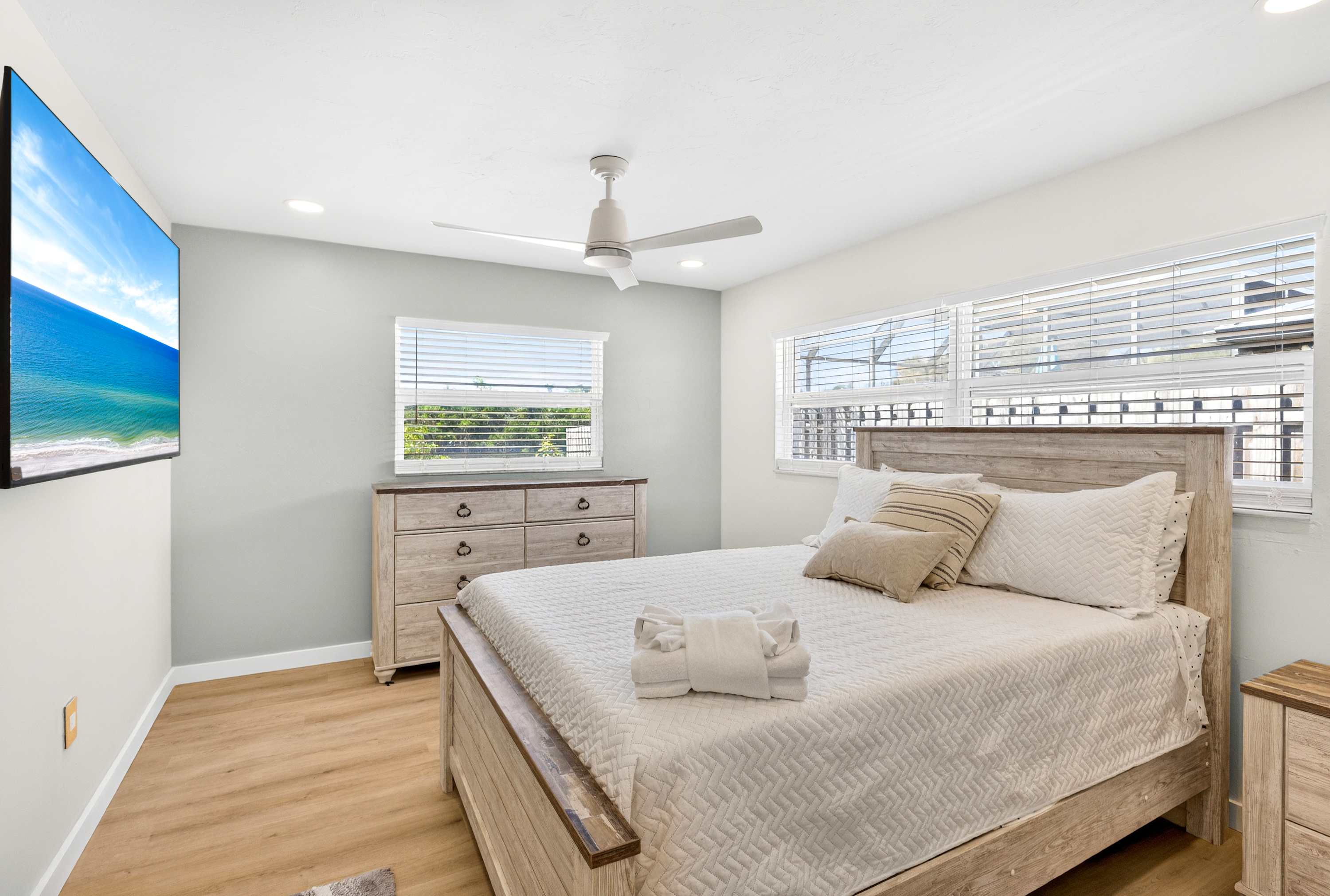 4BR Getaway Near Beach & Village  Sleeps 10 - Foto 11